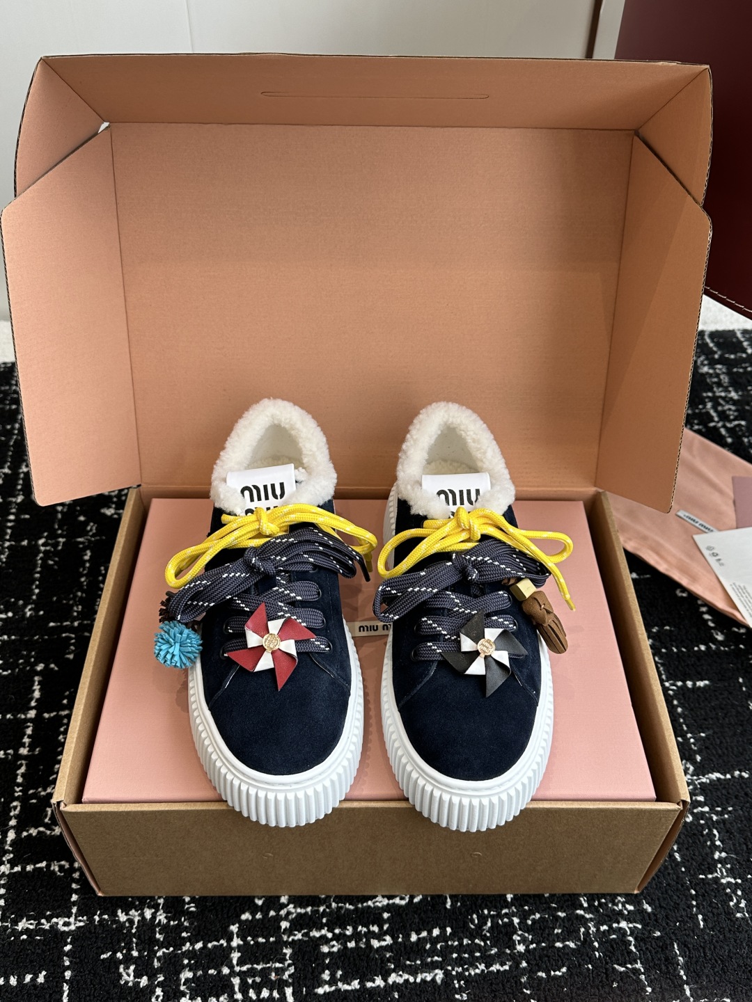 代购级miumiu 25ss 秋冬新款 厚底 小白鞋 羊毛小白鞋
简约造型，超轻原版开模鞋底，脚感妥妥满