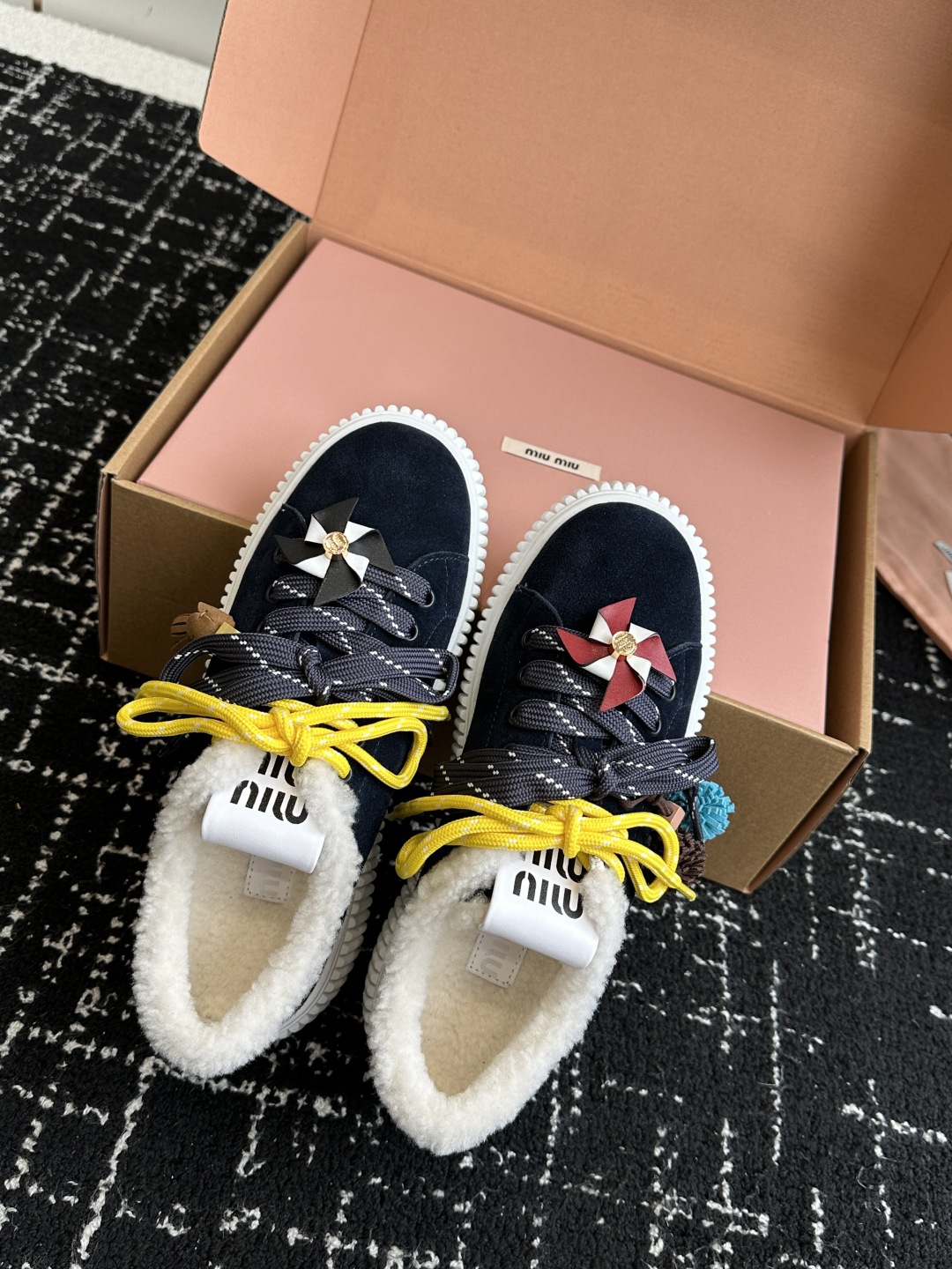代购级miumiu 25ss 秋冬新款 厚底 小白鞋 羊毛小白鞋
简约造型，超轻原版开模鞋底，脚感妥妥满