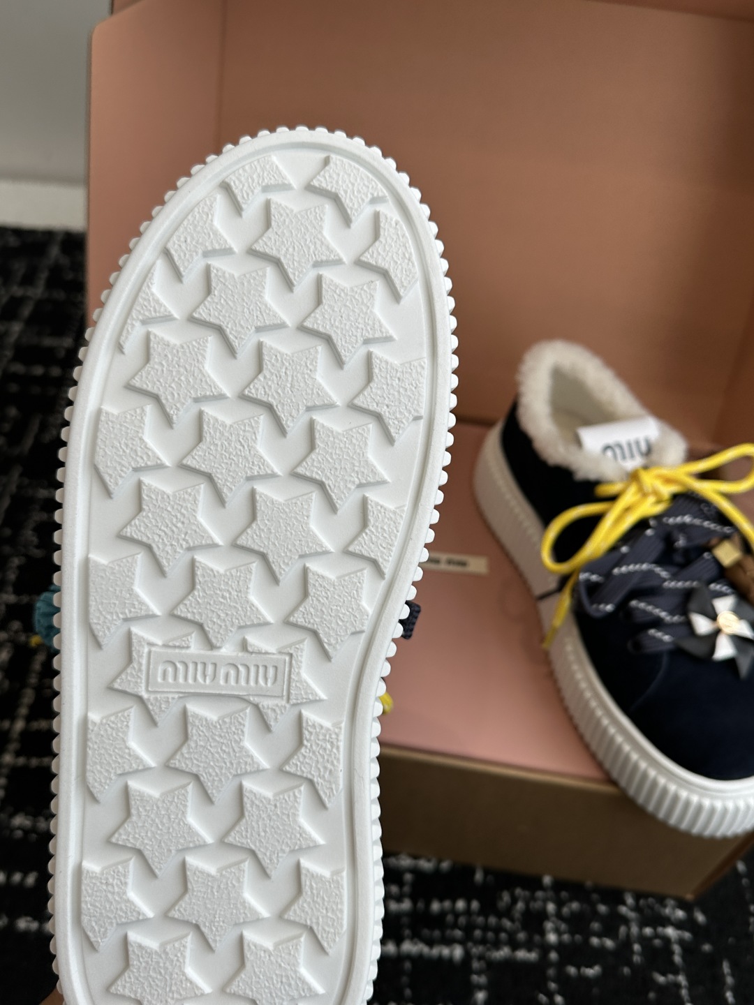 代购级miumiu 25ss 秋冬新款 厚底 小白鞋 羊毛小白鞋
简约造型，超轻原版开模鞋底，脚感妥妥满