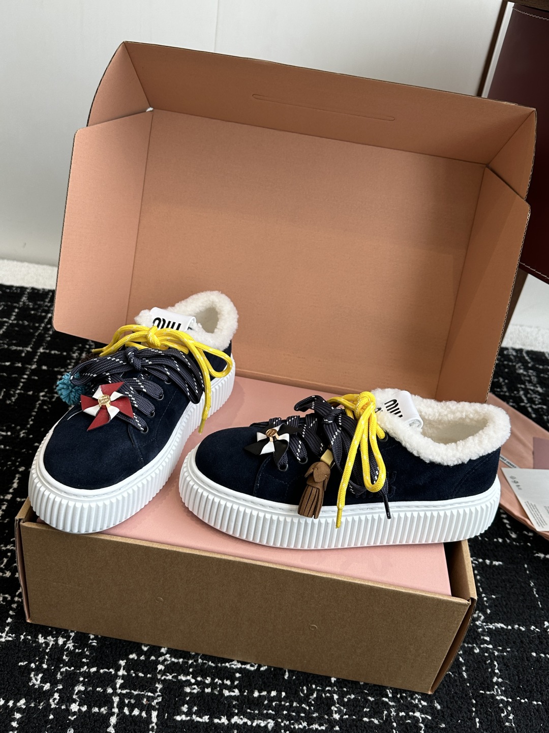 代购级miumiu 25ss 秋冬新款 厚底 小白鞋 羊毛小白鞋
简约造型，超轻原版开模鞋底，脚感妥妥满