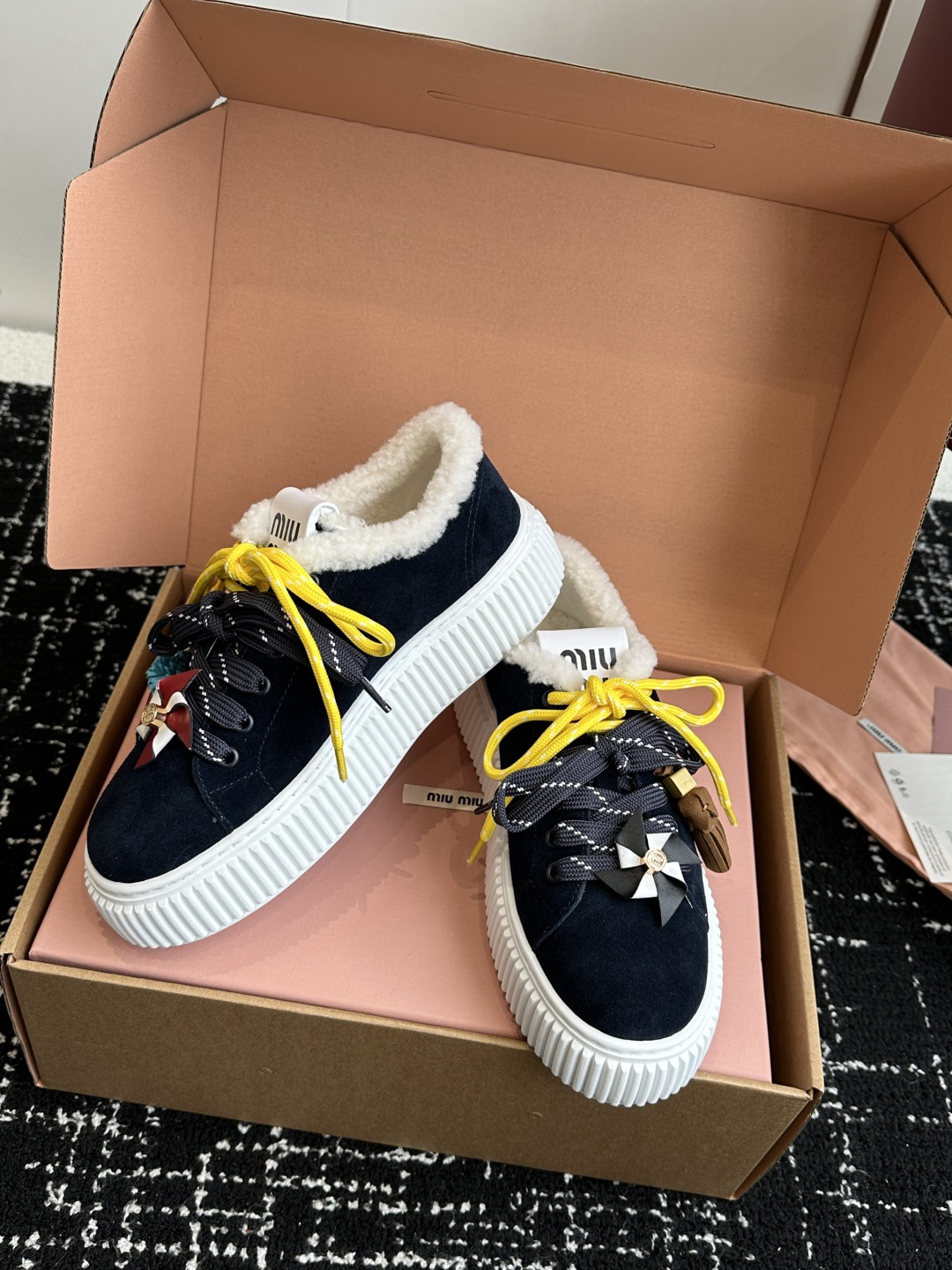 代购级miumiu 25ss 秋冬新款 厚底 小白鞋 羊毛小白鞋
简约造型，超轻原版开模鞋底，脚感妥妥满