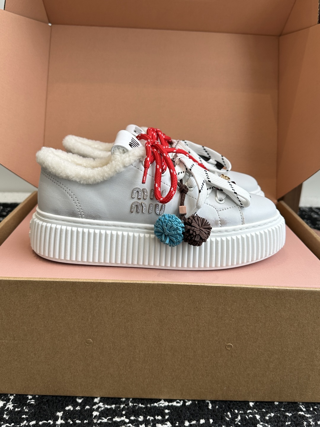 代购级miumiu 25ss 秋冬新款 厚底 小白鞋 羊毛小白鞋
简约造型，超轻原版开模鞋底，脚感妥妥满