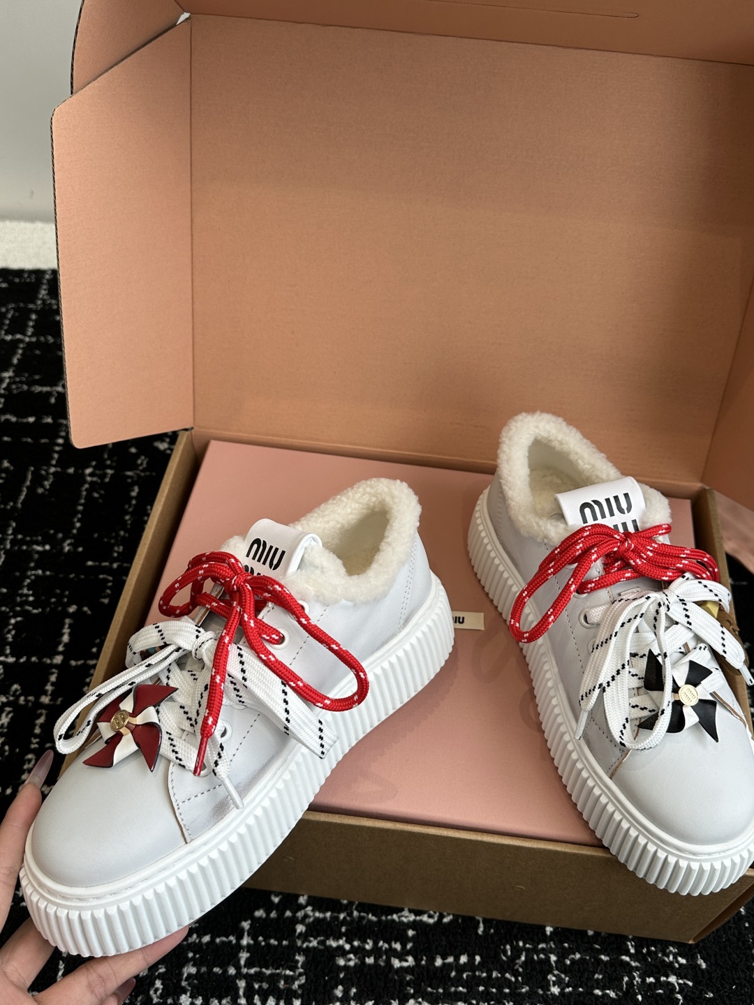 代购级miumiu 25ss 秋冬新款 厚底 小白鞋 羊毛小白鞋
简约造型，超轻原版开模鞋底，脚感妥妥满