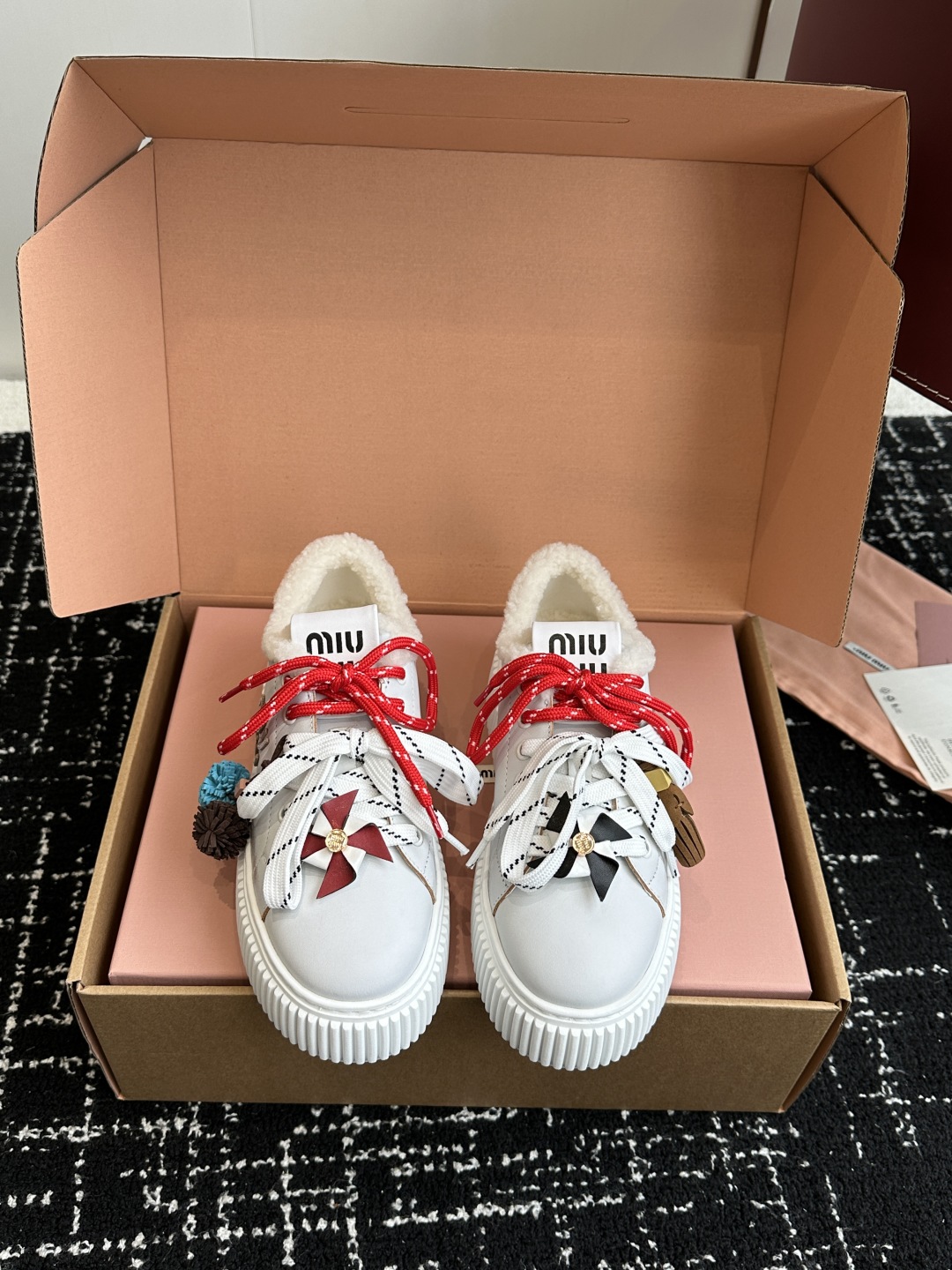 代购级miumiu 25ss 秋冬新款 厚底 小白鞋 羊毛小白鞋
简约造型，超轻原版开模鞋底，脚感妥妥满