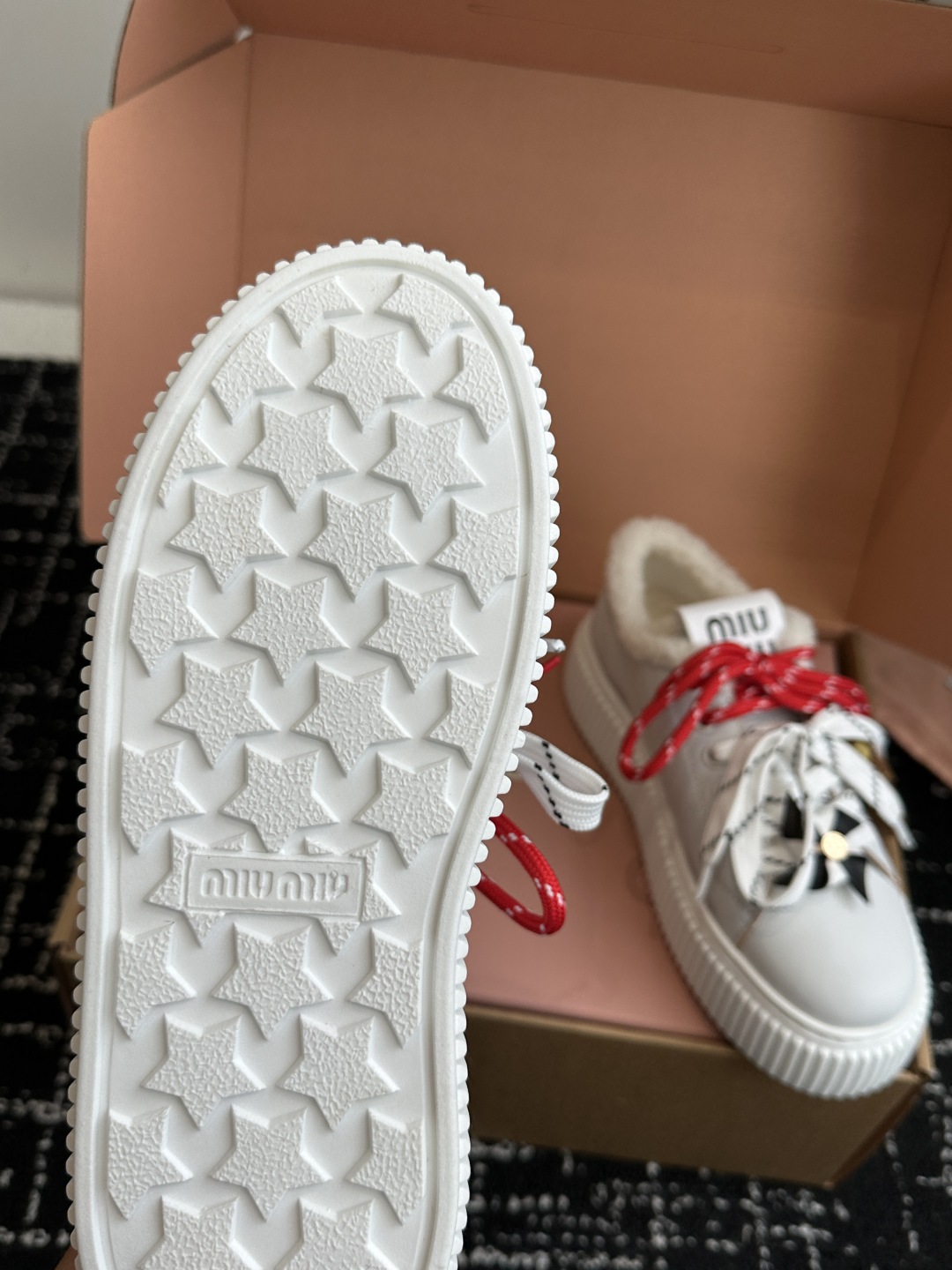 代购级miumiu 25ss 秋冬新款 厚底 小白鞋 羊毛小白鞋
简约造型，超轻原版开模鞋底，脚感妥妥满