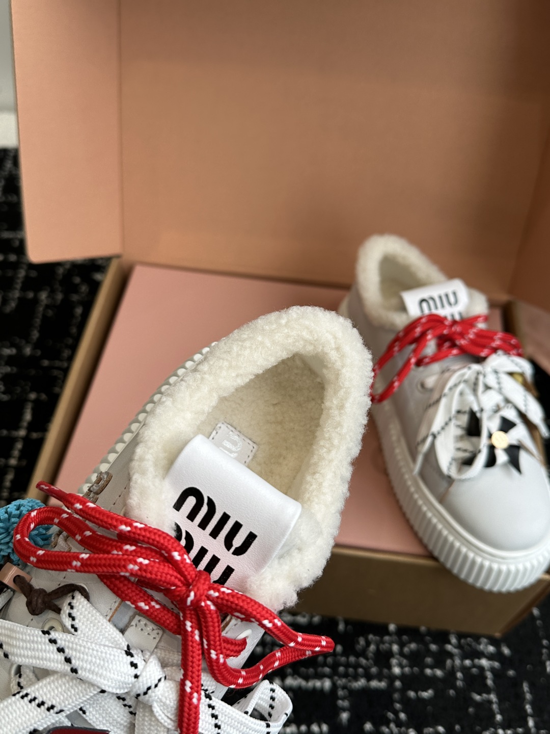代购级miumiu 25ss 秋冬新款 厚底 小白鞋 羊毛小白鞋
简约造型，超轻原版开模鞋底，脚感妥妥满