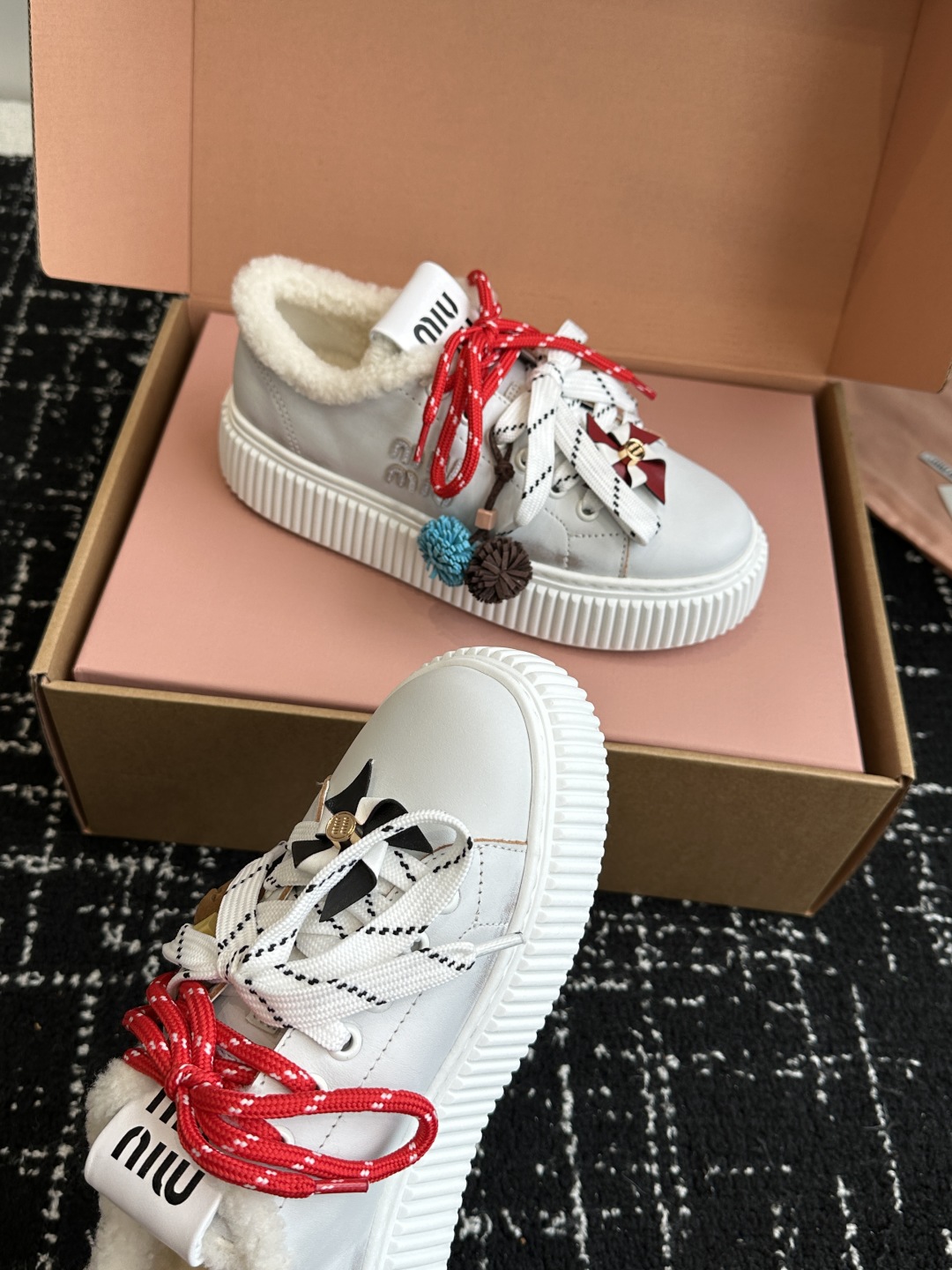 代购级miumiu 25ss 秋冬新款 厚底 小白鞋 羊毛小白鞋
简约造型，超轻原版开模鞋底，脚感妥妥满