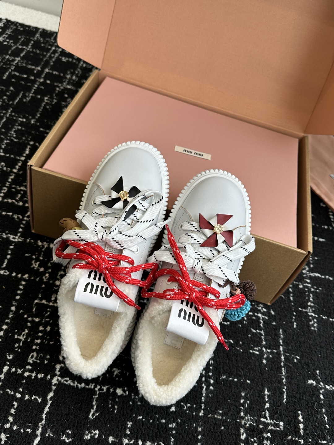 代购级miumiu 25ss 秋冬新款 厚底 小白鞋 羊毛小白鞋
简约造型，超轻原版开模鞋底，脚感妥妥满