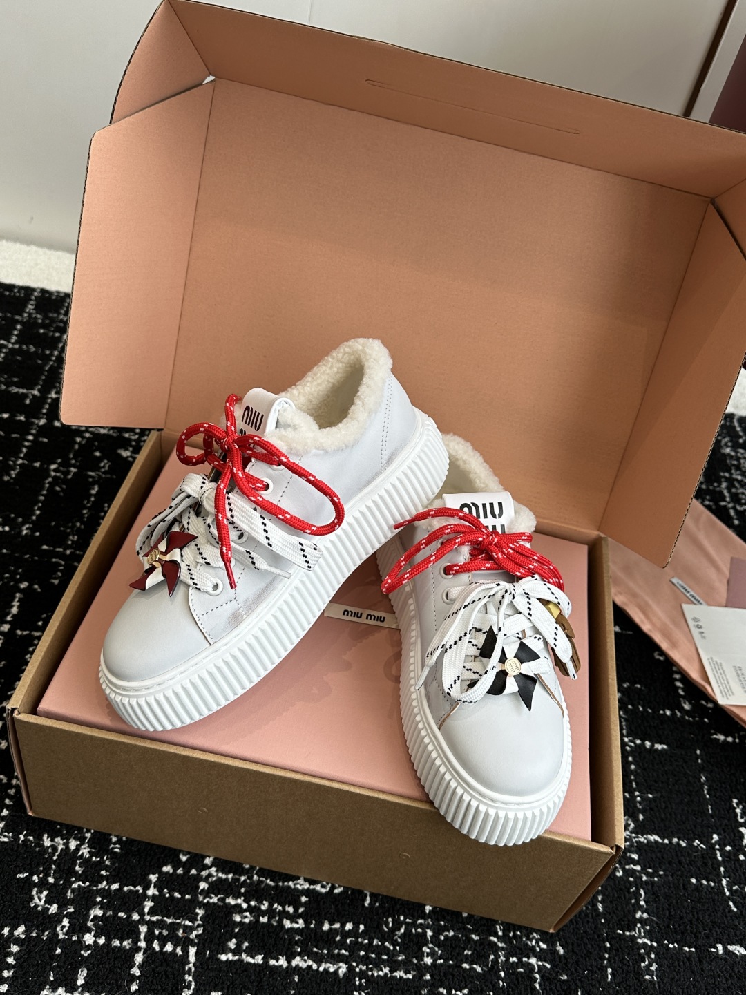 代购级miumiu 25ss 秋冬新款 厚底 小白鞋 羊毛小白鞋
简约造型，超轻原版开模鞋底，脚感妥妥满