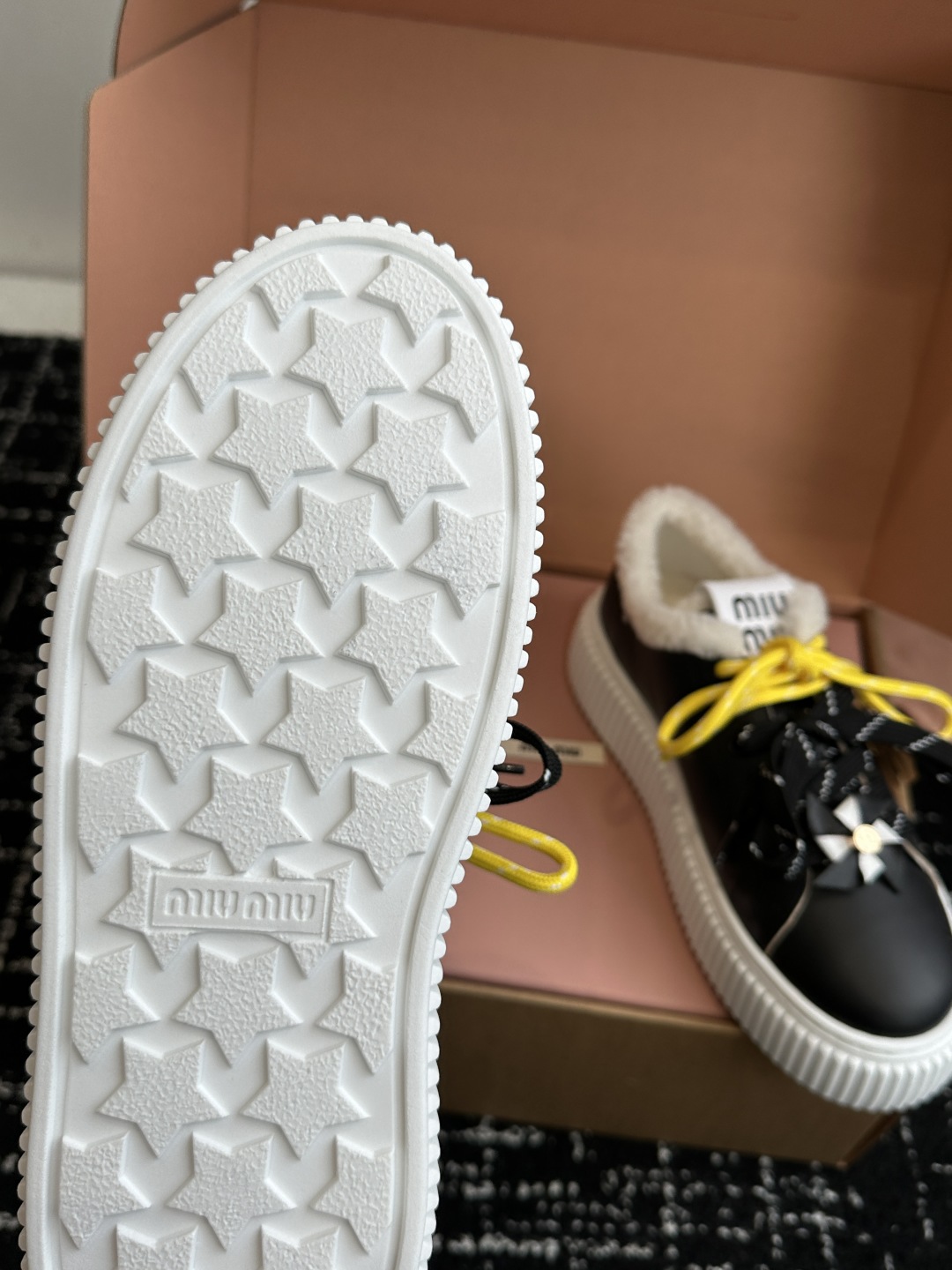 代购级miumiu 25ss 秋冬新款 厚底 小白鞋 羊毛小白鞋
简约造型，超轻原版开模鞋底，脚感妥妥满