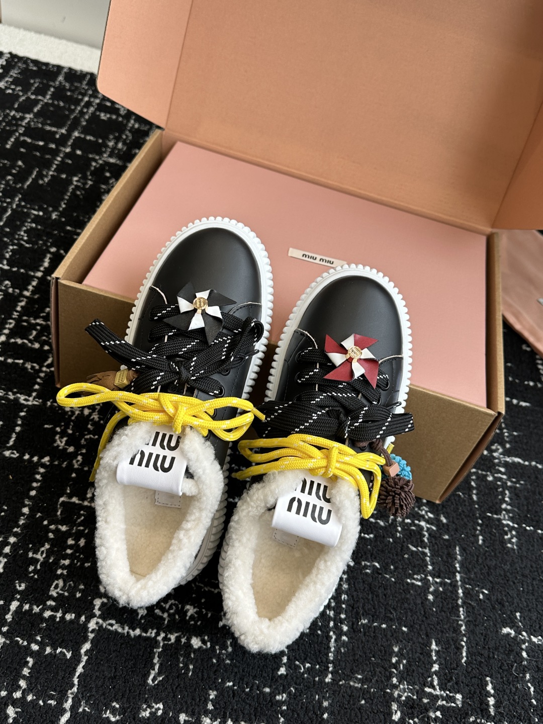 代购级miumiu 25ss 秋冬新款 厚底 小白鞋 羊毛小白鞋
简约造型，超轻原版开模鞋底，脚感妥妥满