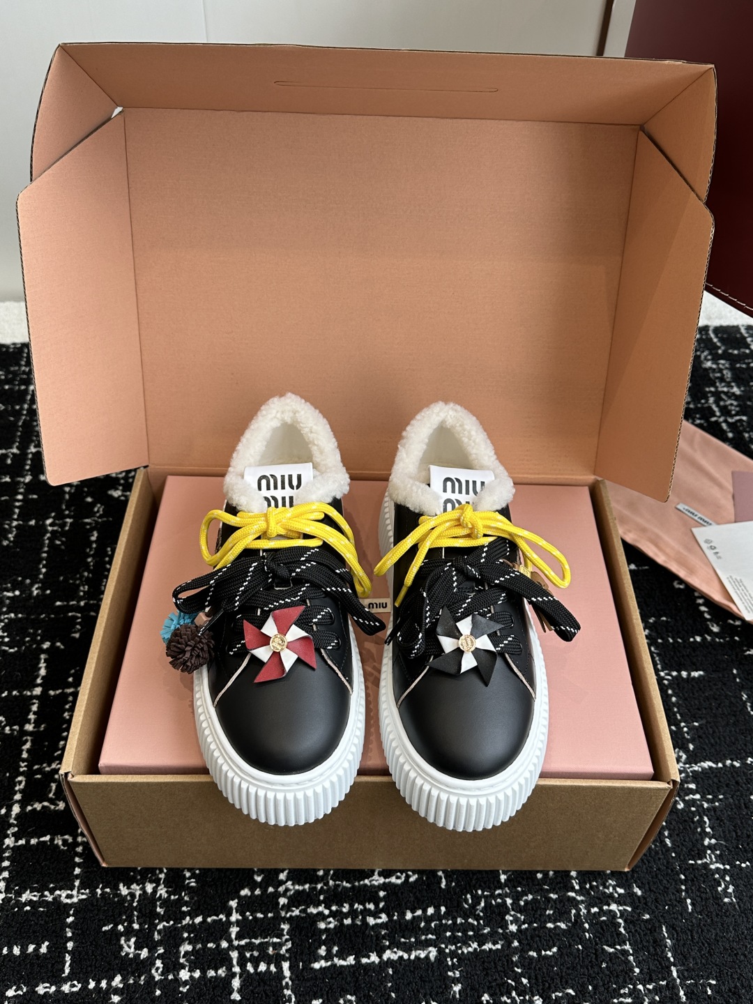 代购级miumiu 25ss 秋冬新款 厚底 小白鞋 羊毛小白鞋
简约造型，超轻原版开模鞋底，脚感妥妥满