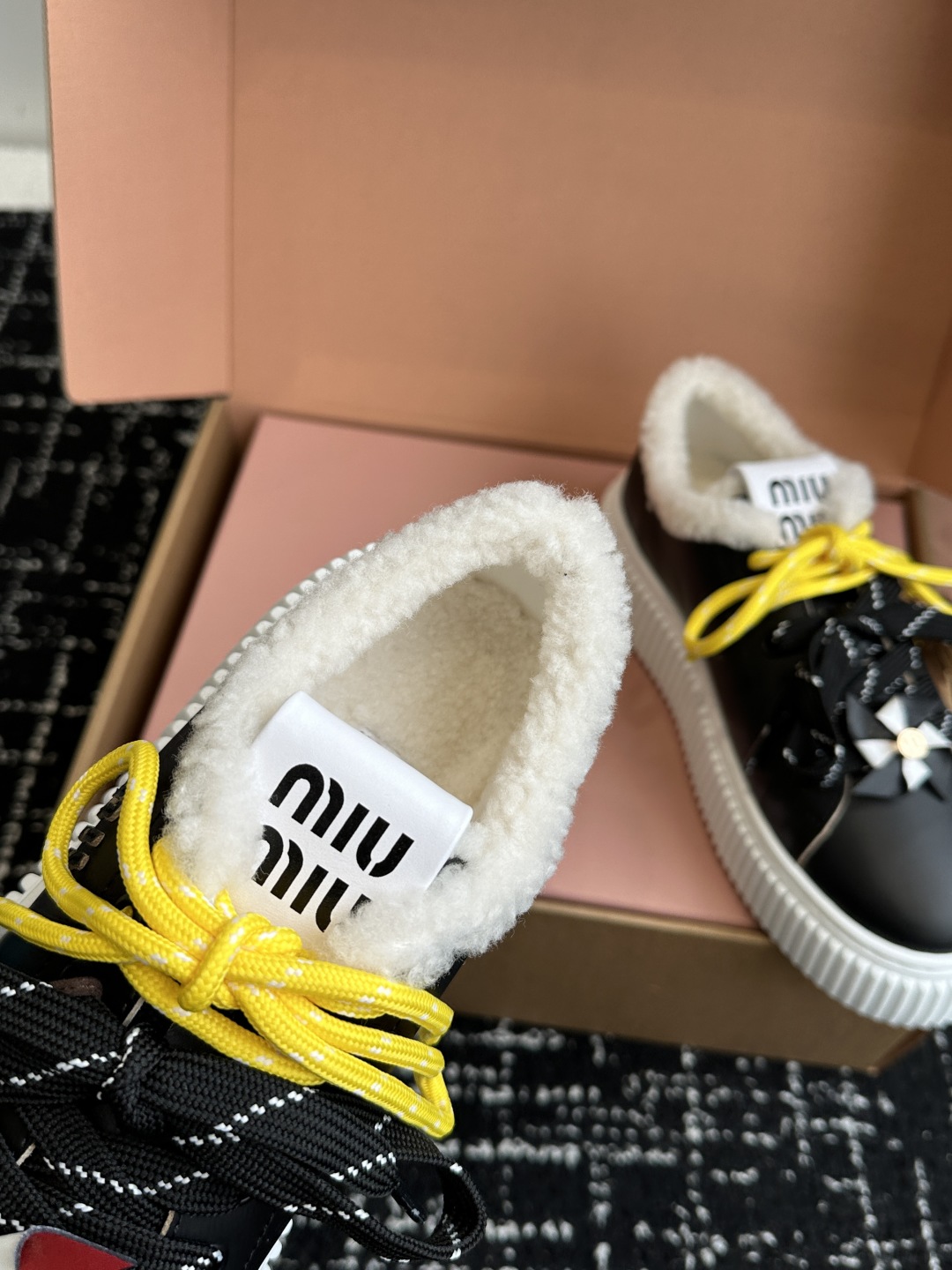 代购级miumiu 25ss 秋冬新款 厚底 小白鞋 羊毛小白鞋
简约造型，超轻原版开模鞋底，脚感妥妥满