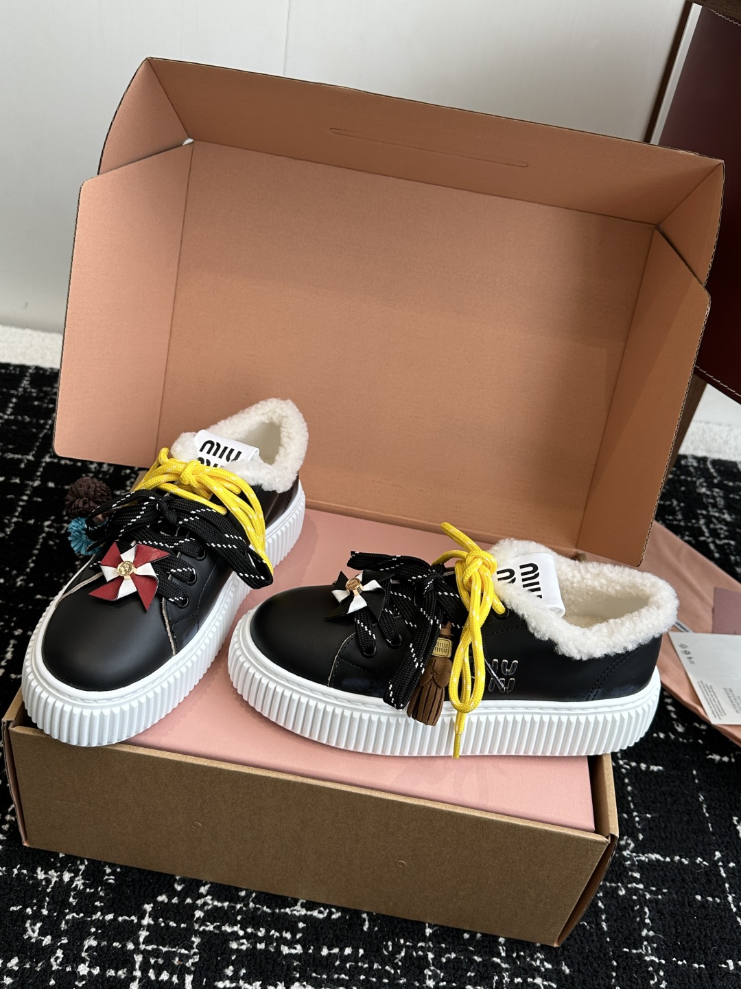 代购级miumiu 25ss 秋冬新款 厚底 小白鞋 羊毛小白鞋
简约造型，超轻原版开模鞋底，脚感妥妥满