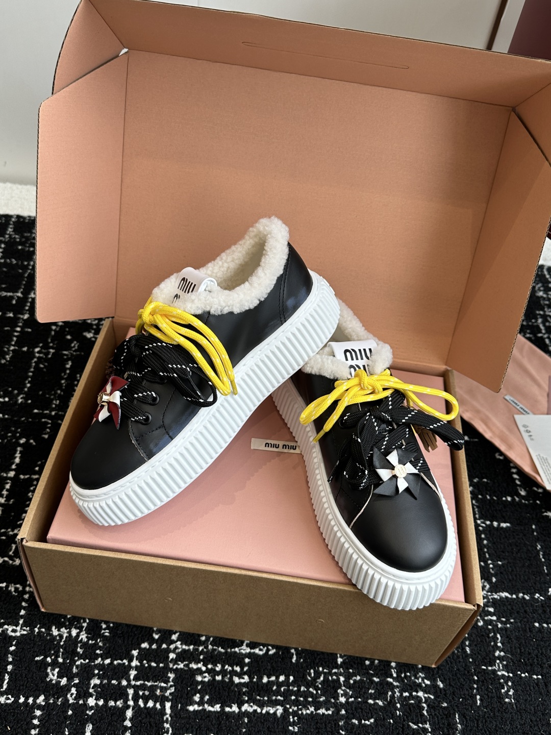 代购级miumiu 25ss 秋冬新款 厚底 小白鞋 羊毛小白鞋
简约造型，超轻原版开模鞋底，脚感妥妥满