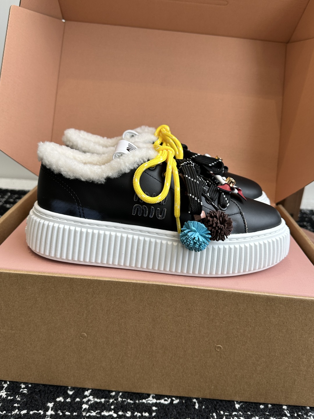 代购级miumiu 25ss 秋冬新款 厚底 小白鞋 羊毛小白鞋
简约造型，超轻原版开模鞋底，脚感妥妥满