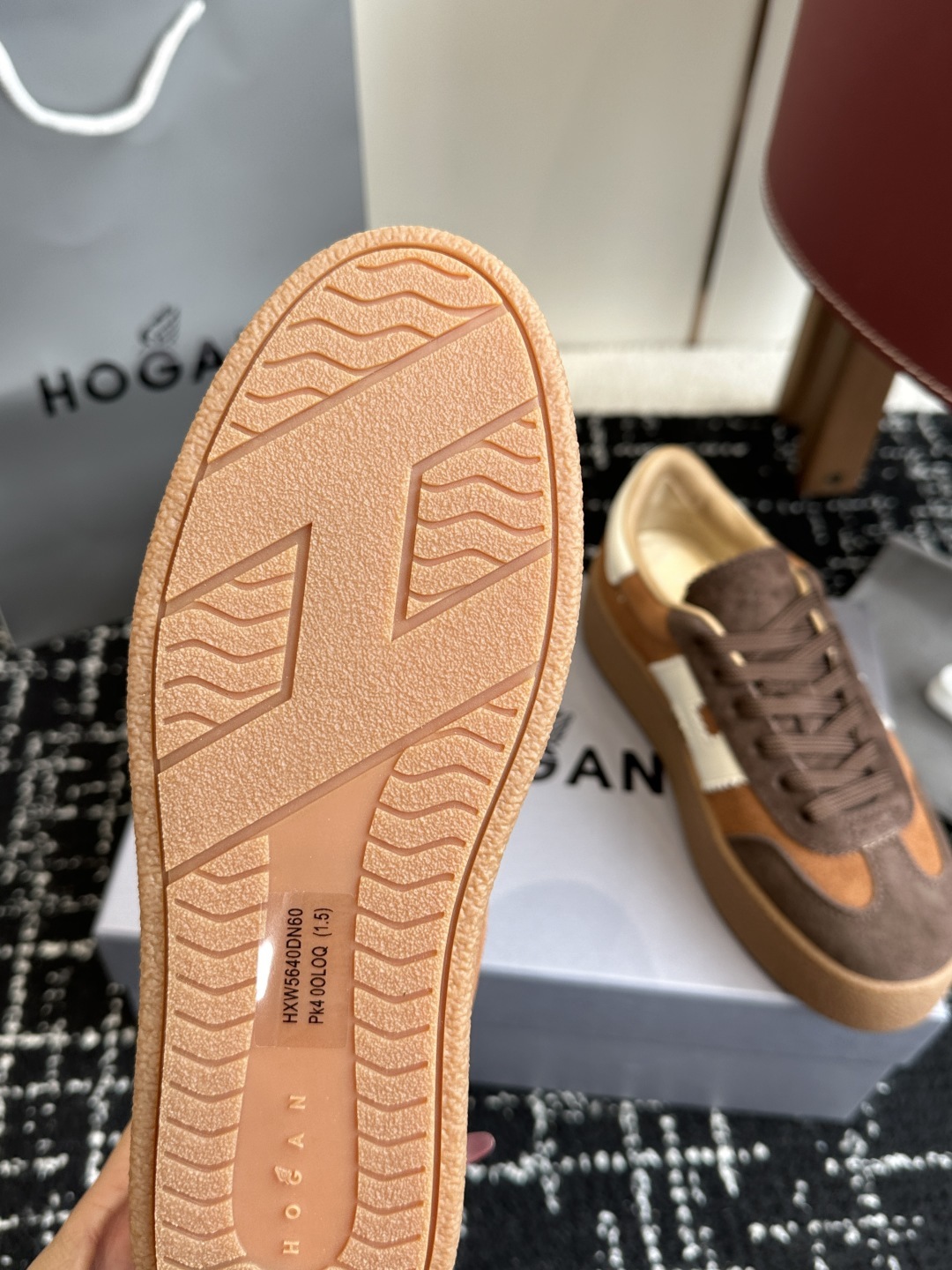 代购级
最新款 Hogan 厚底饼干鞋,
NEW最新款来喽!,饼干鞋系列终于出金属配色啦
鞋面麂