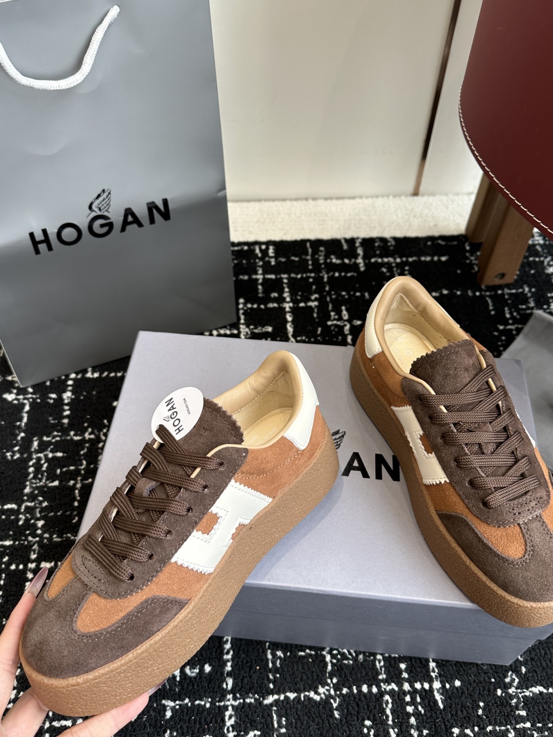 代购级
最新款 Hogan 厚底饼干鞋,
NEW最新款来喽!,饼干鞋系列终于出金属配色啦
鞋面麂