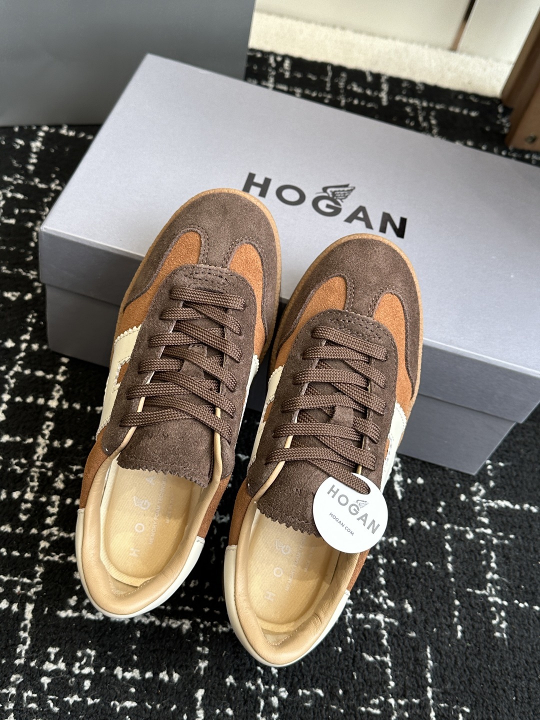 代购级
最新款 Hogan 厚底饼干鞋,
NEW最新款来喽!,饼干鞋系列终于出金属配色啦
鞋面麂