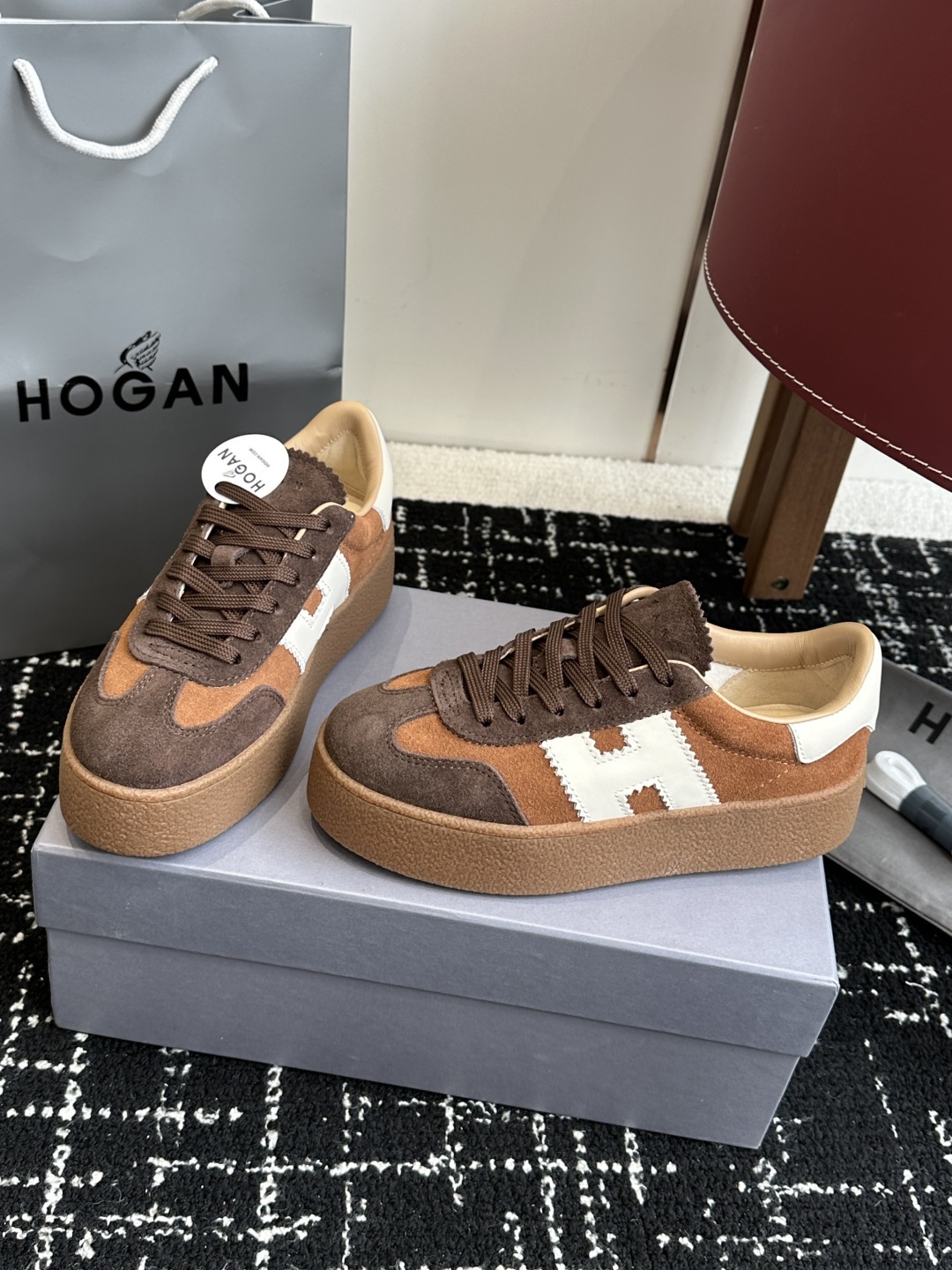 代购级
最新款 Hogan 厚底饼干鞋,
NEW最新款来喽!,饼干鞋系列终于出金属配色啦
鞋面麂