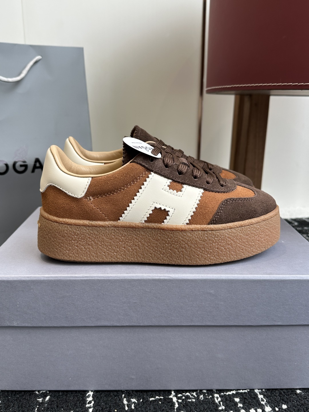 代购级
最新款 Hogan 厚底饼干鞋,
NEW最新款来喽!,饼干鞋系列终于出金属配色啦
鞋面麂