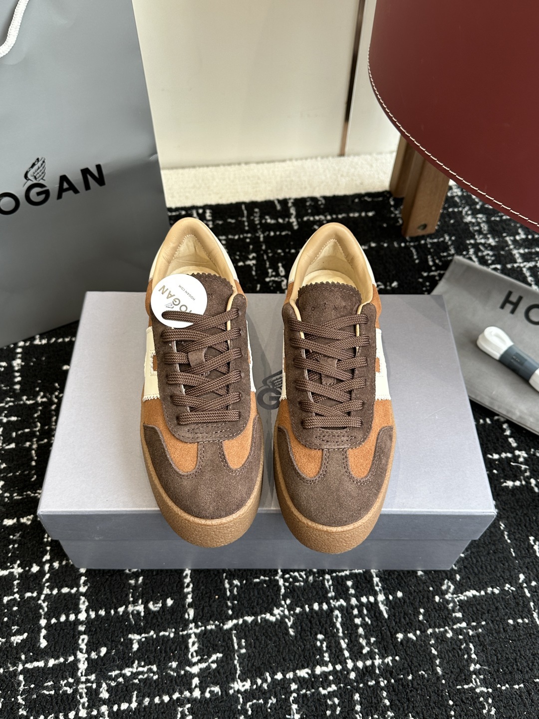 代购级
最新款 Hogan 厚底饼干鞋,
NEW最新款来喽!,饼干鞋系列终于出金属配色啦
鞋面麂