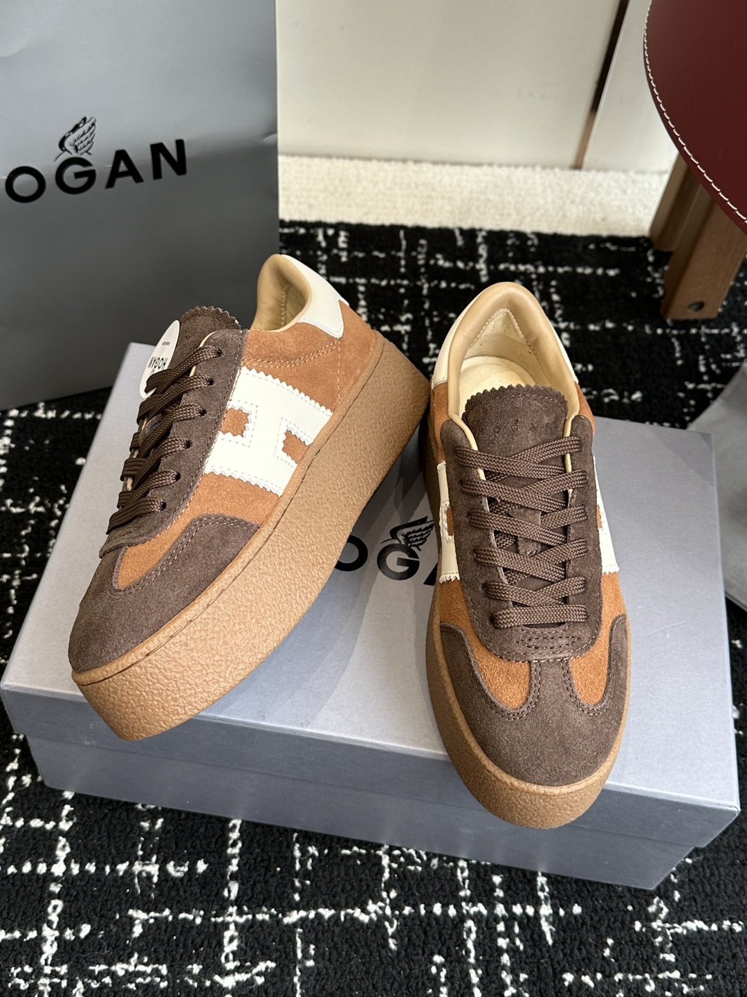 代购级
最新款 Hogan 厚底饼干鞋,
NEW最新款来喽!,饼干鞋系列终于出金属配色啦
鞋面麂