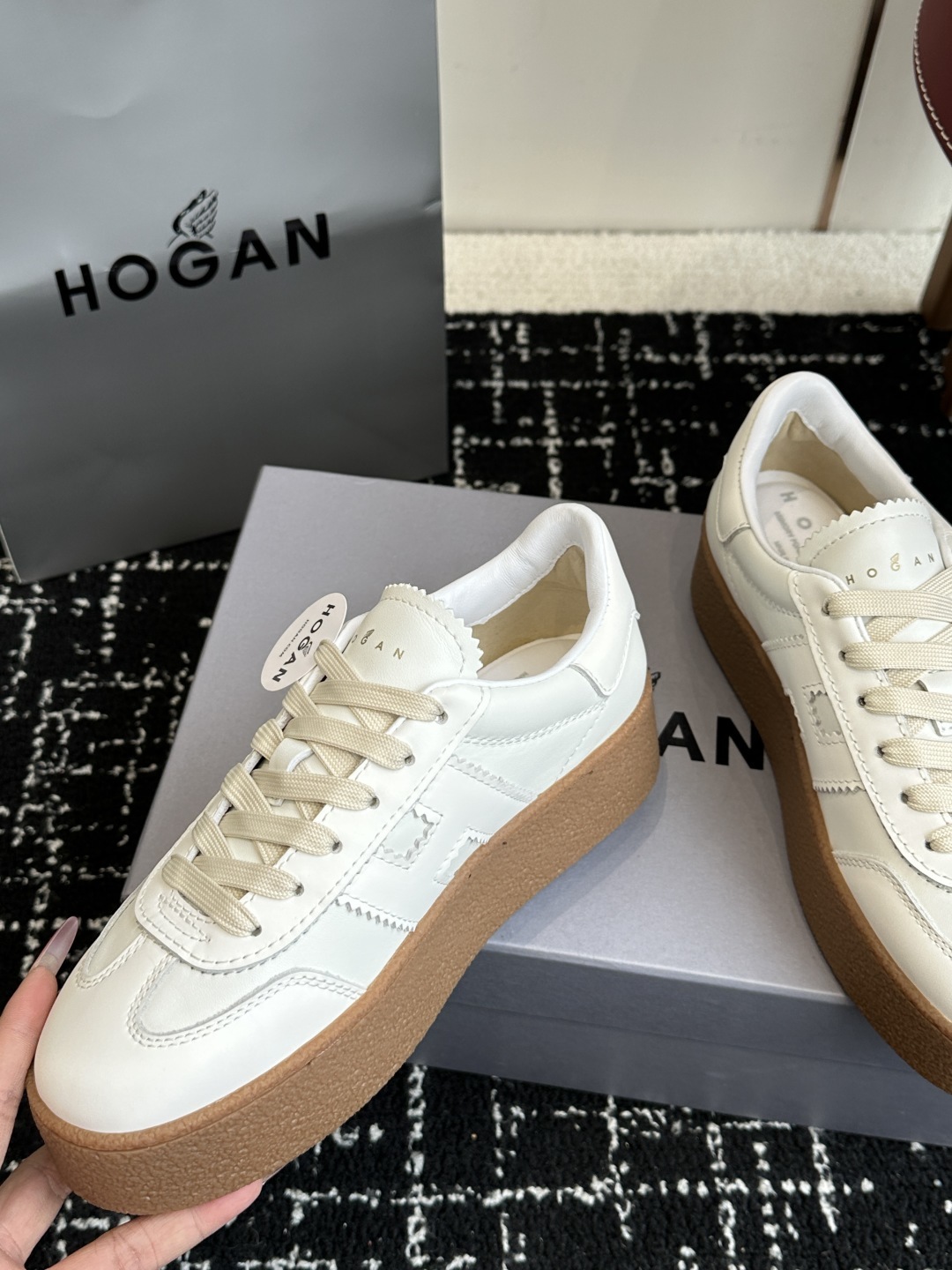 代购级
最新款 Hogan 厚底饼干鞋,
NEW最新款来喽!,饼干鞋系列终于出金属配色啦
鞋面麂