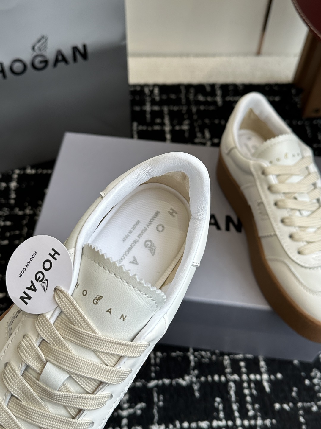 代购级
最新款 Hogan 厚底饼干鞋,
NEW最新款来喽!,饼干鞋系列终于出金属配色啦
鞋面麂