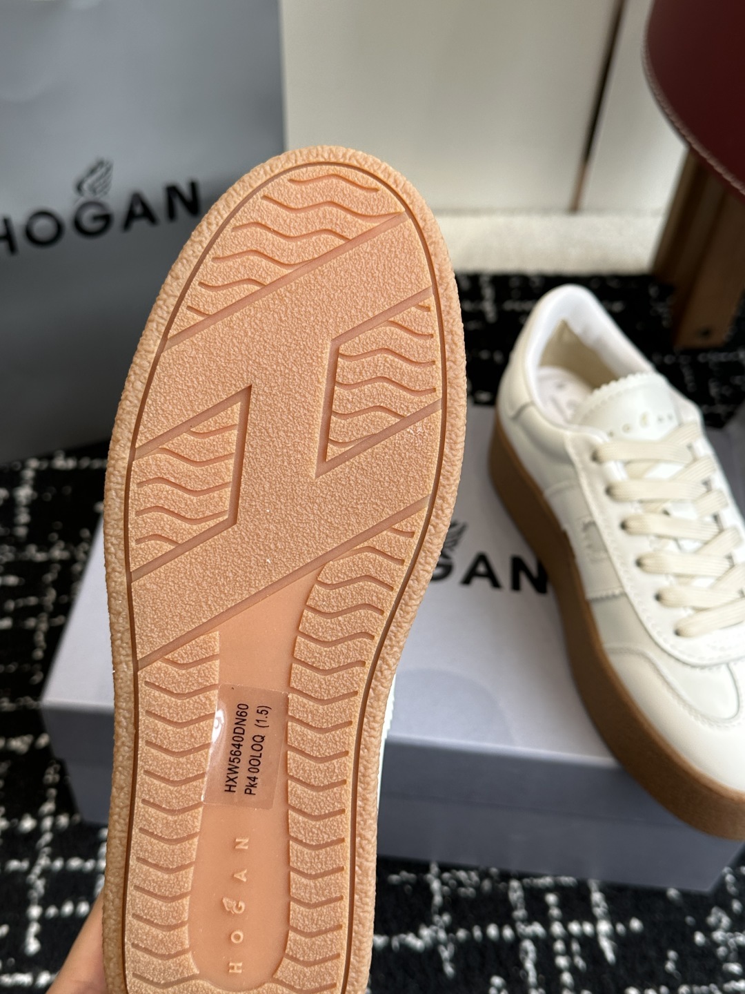 代购级
最新款 Hogan 厚底饼干鞋,
NEW最新款来喽!,饼干鞋系列终于出金属配色啦
鞋面麂