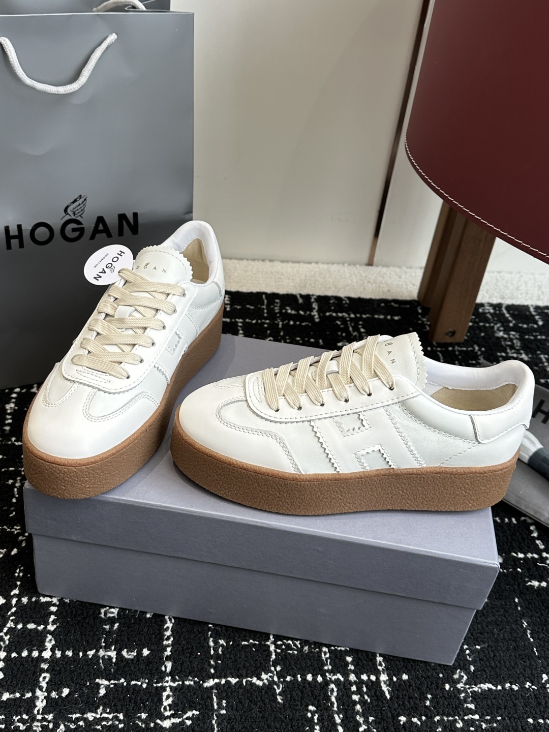 代购级
最新款 Hogan 厚底饼干鞋,
NEW最新款来喽!,饼干鞋系列终于出金属配色啦
鞋面麂