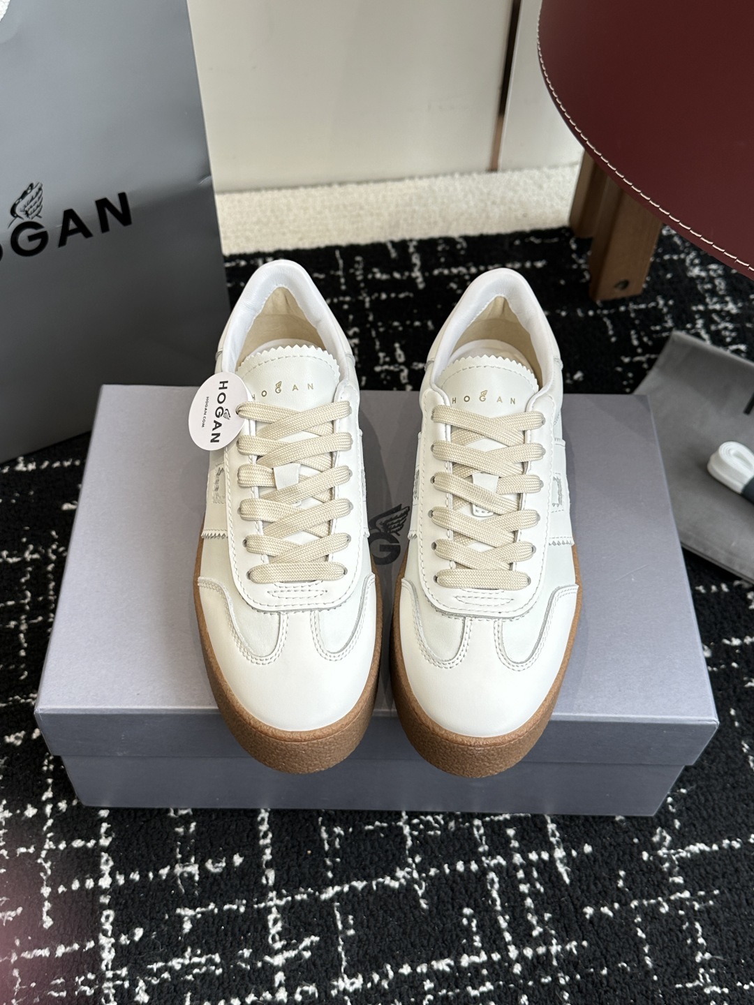 代购级
最新款 Hogan 厚底饼干鞋,
NEW最新款来喽!,饼干鞋系列终于出金属配色啦
鞋面麂
