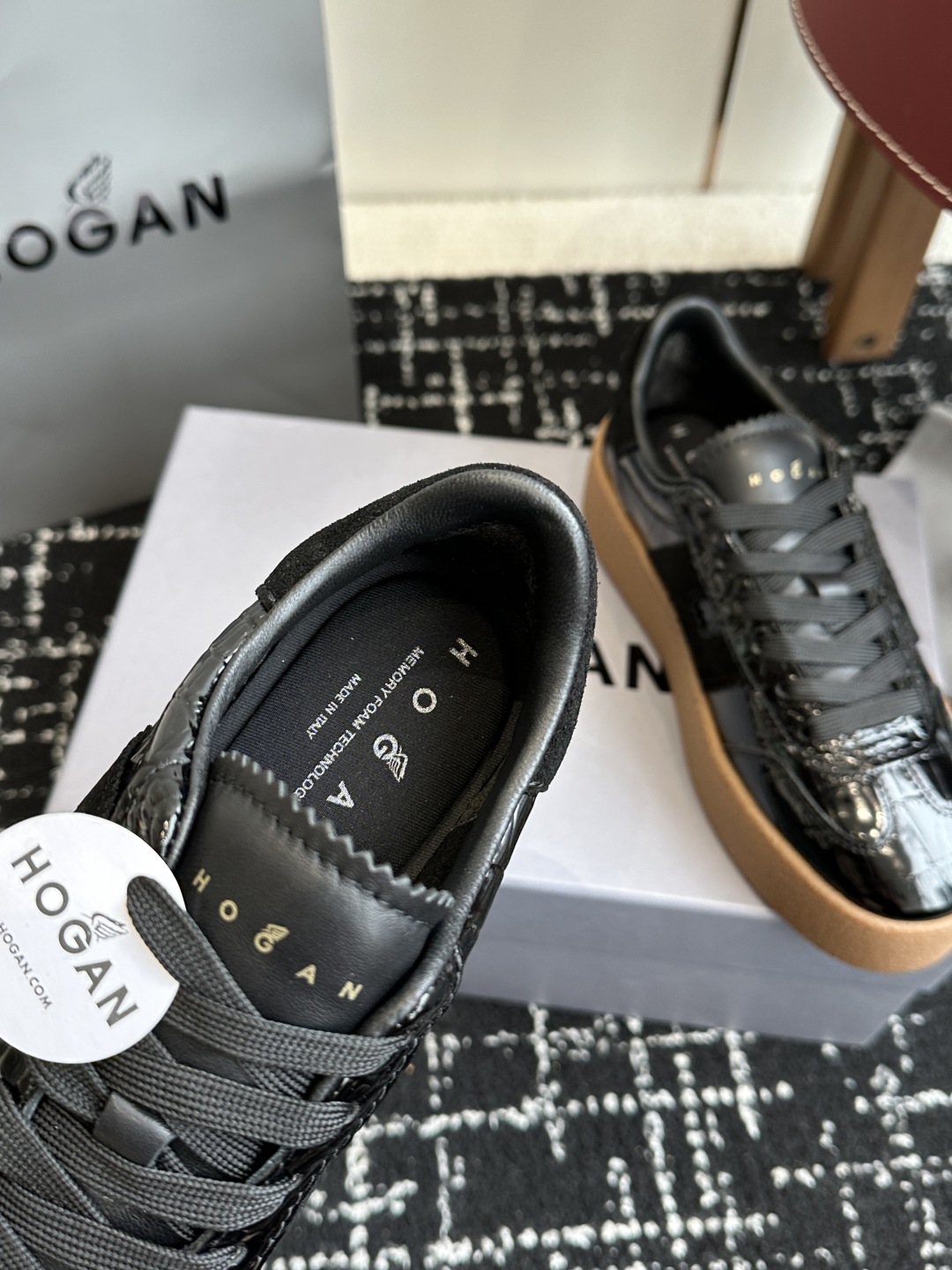 代购级
最新款 Hogan 厚底饼干鞋,
NEW最新款来喽!,饼干鞋系列终于出金属配色啦
鞋面麂