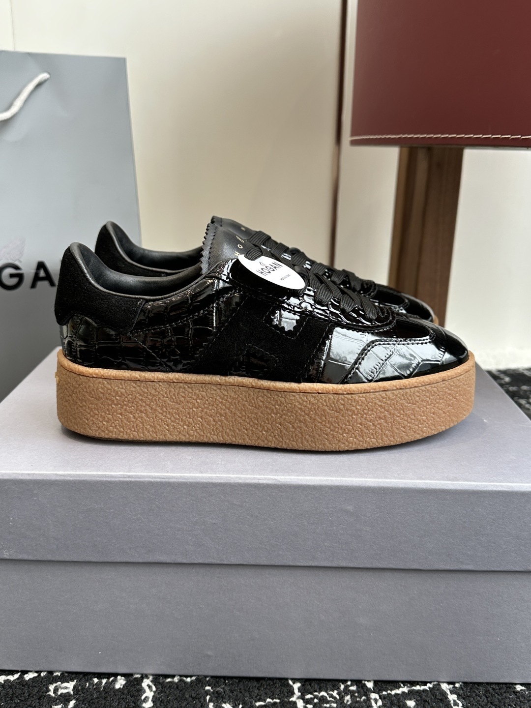 代购级
最新款 Hogan 厚底饼干鞋,
NEW最新款来喽!,饼干鞋系列终于出金属配色啦
鞋面麂