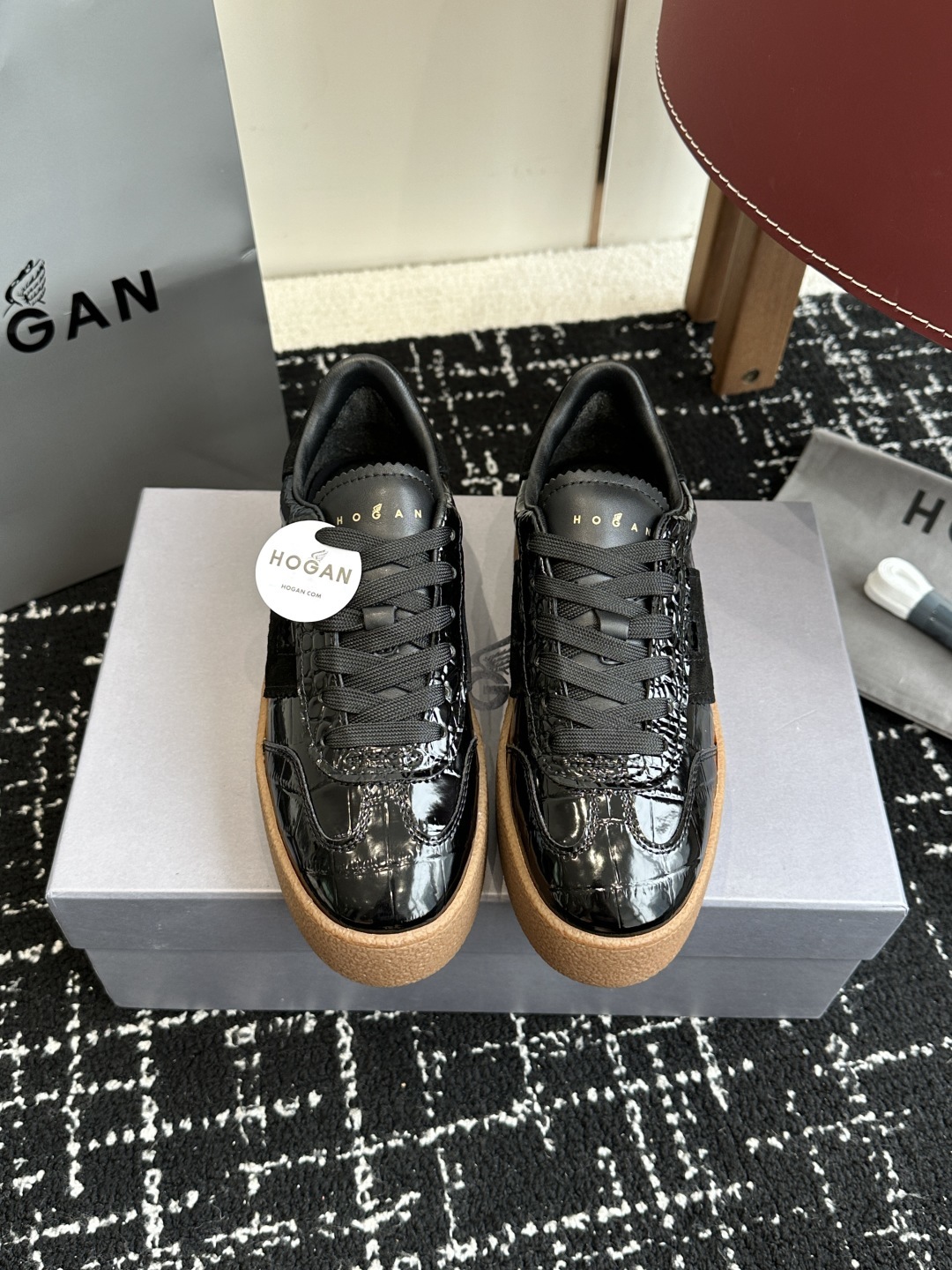 代购级
最新款 Hogan 厚底饼干鞋,
NEW最新款来喽!,饼干鞋系列终于出金属配色啦
鞋面麂