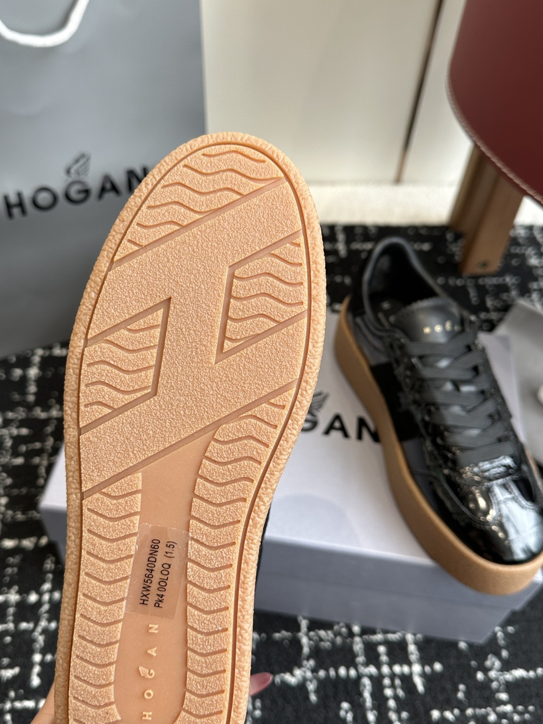 代购级
最新款 Hogan 厚底饼干鞋,
NEW最新款来喽!,饼干鞋系列终于出金属配色啦
鞋面麂