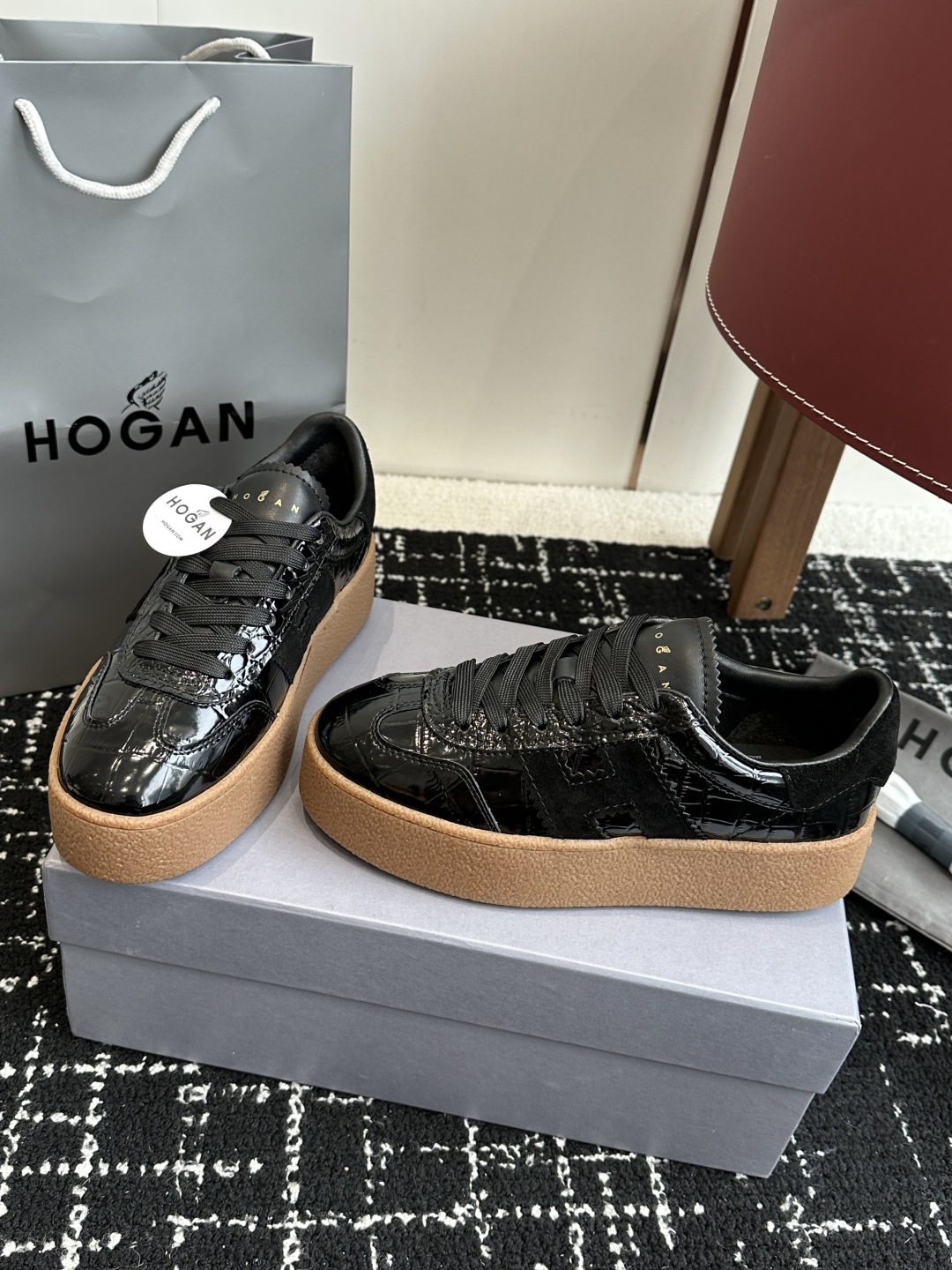 代购级
最新款 Hogan 厚底饼干鞋,
NEW最新款来喽!,饼干鞋系列终于出金属配色啦
鞋面麂