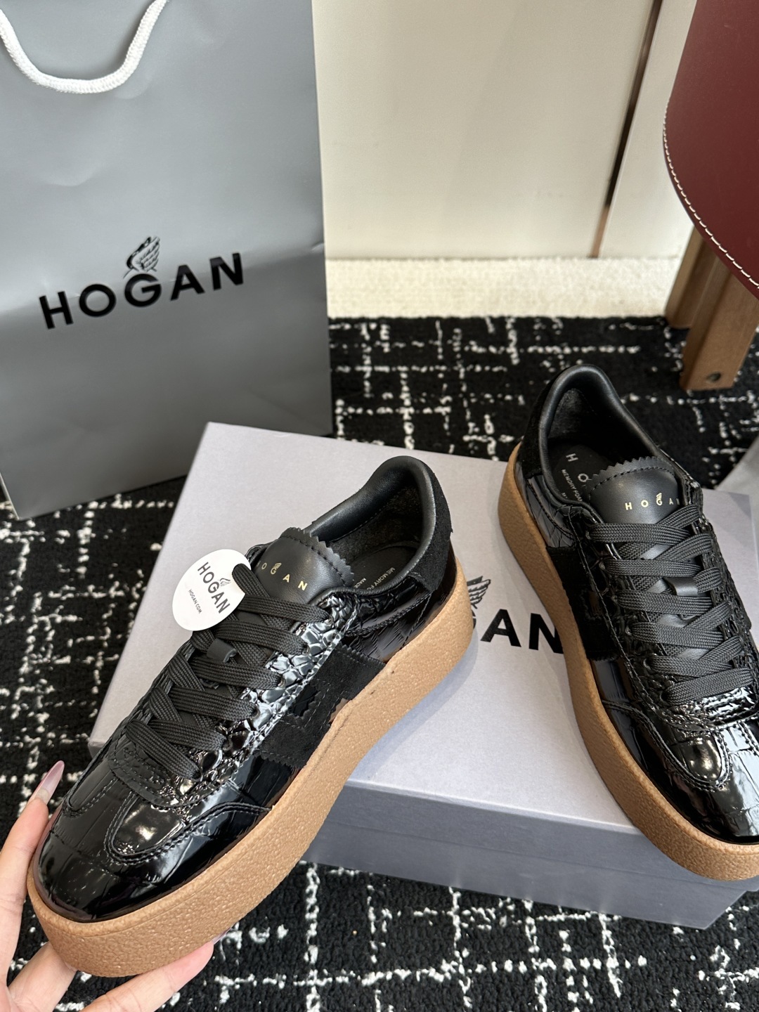 代购级
最新款 Hogan 厚底饼干鞋,
NEW最新款来喽!,饼干鞋系列终于出金属配色啦
鞋面麂