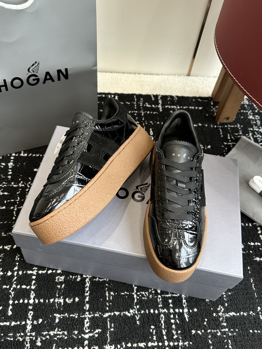 代购级
最新款 Hogan 厚底饼干鞋,
NEW最新款来喽!,饼干鞋系列终于出金属配色啦
鞋面麂