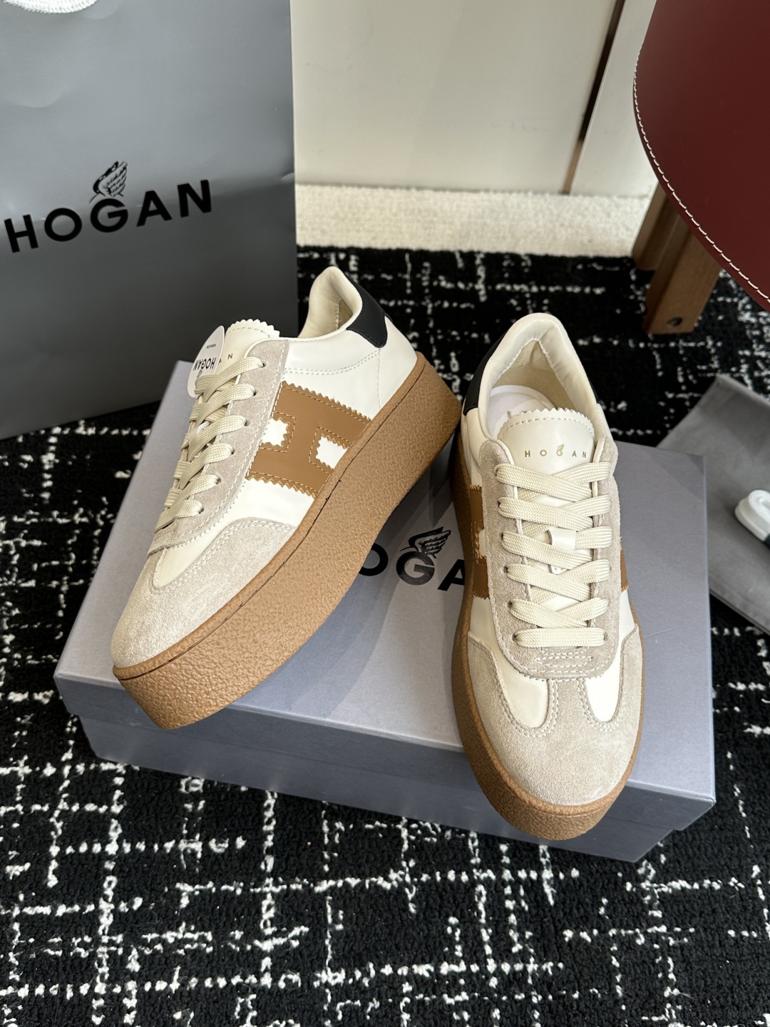 代购级
最新款 Hogan 厚底饼干鞋,
NEW最新款来喽!,饼干鞋系列终于出金属配色啦
鞋面麂