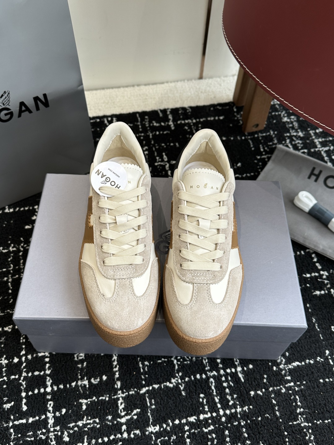 代购级
最新款 Hogan 厚底饼干鞋,
NEW最新款来喽!,饼干鞋系列终于出金属配色啦
鞋面麂