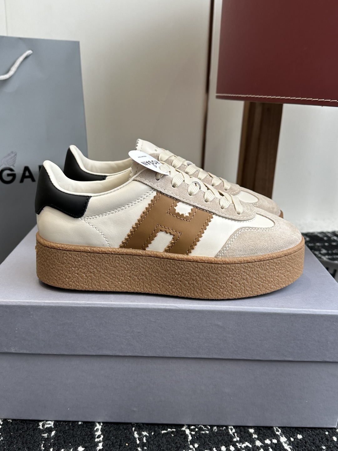 代购级
最新款 Hogan 厚底饼干鞋,
NEW最新款来喽!,饼干鞋系列终于出金属配色啦
鞋面麂