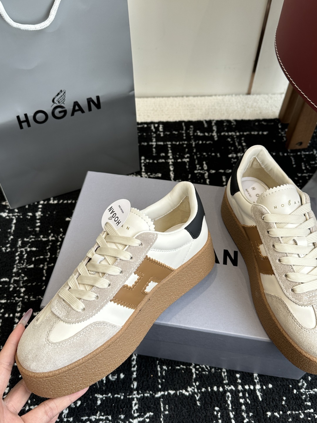 代购级
最新款 Hogan 厚底饼干鞋,
NEW最新款来喽!,饼干鞋系列终于出金属配色啦
鞋面麂