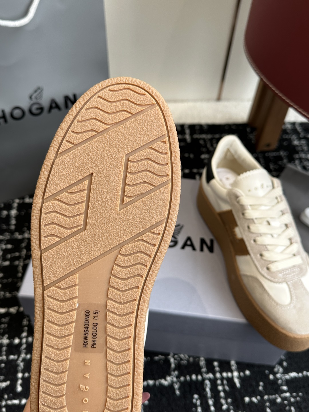 代购级
最新款 Hogan 厚底饼干鞋,
NEW最新款来喽!,饼干鞋系列终于出金属配色啦
鞋面麂