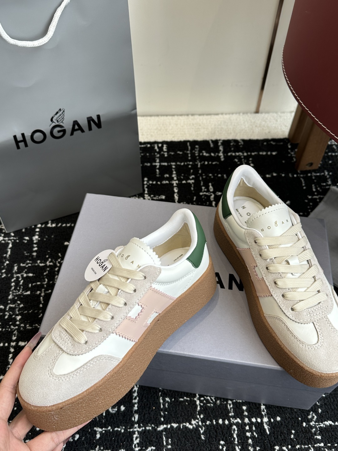 代购级
最新款 Hogan 厚底饼干鞋,
NEW最新款来喽!,饼干鞋系列终于出金属配色啦
鞋面麂