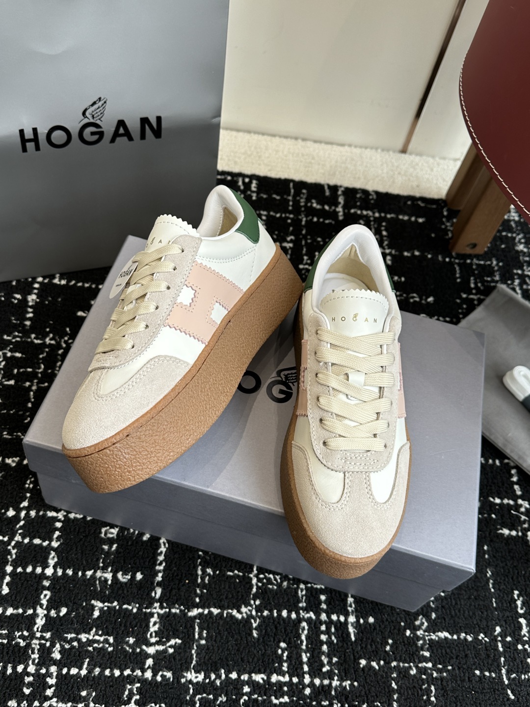 代购级
最新款 Hogan 厚底饼干鞋,
NEW最新款来喽!,饼干鞋系列终于出金属配色啦
鞋面麂
