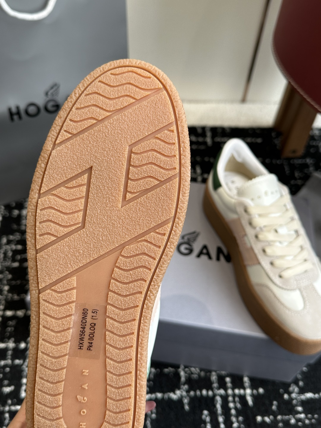 代购级
最新款 Hogan 厚底饼干鞋,
NEW最新款来喽!,饼干鞋系列终于出金属配色啦
鞋面麂