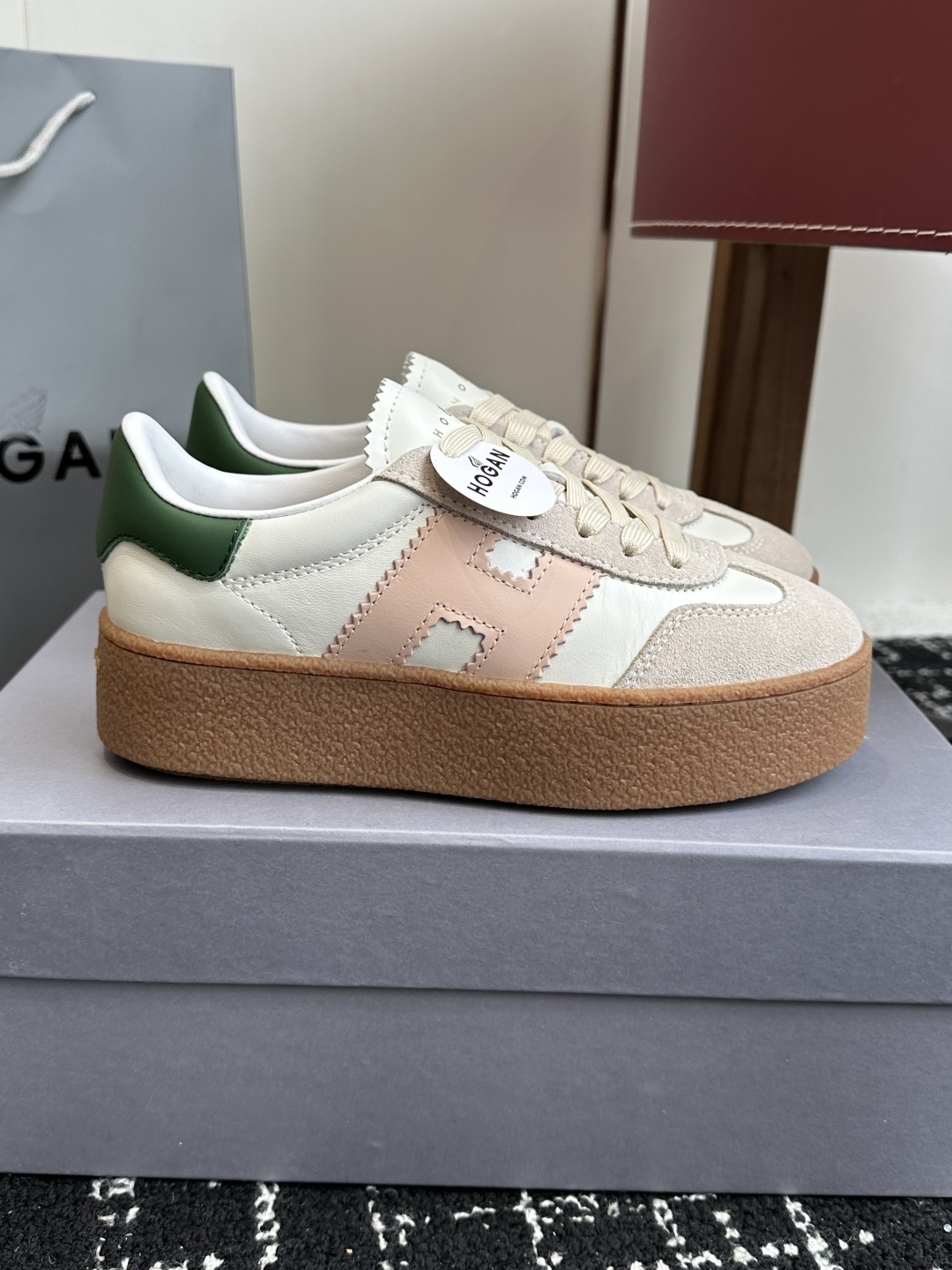 代购级
最新款 Hogan 厚底饼干鞋,
NEW最新款来喽!,饼干鞋系列终于出金属配色啦
鞋面麂