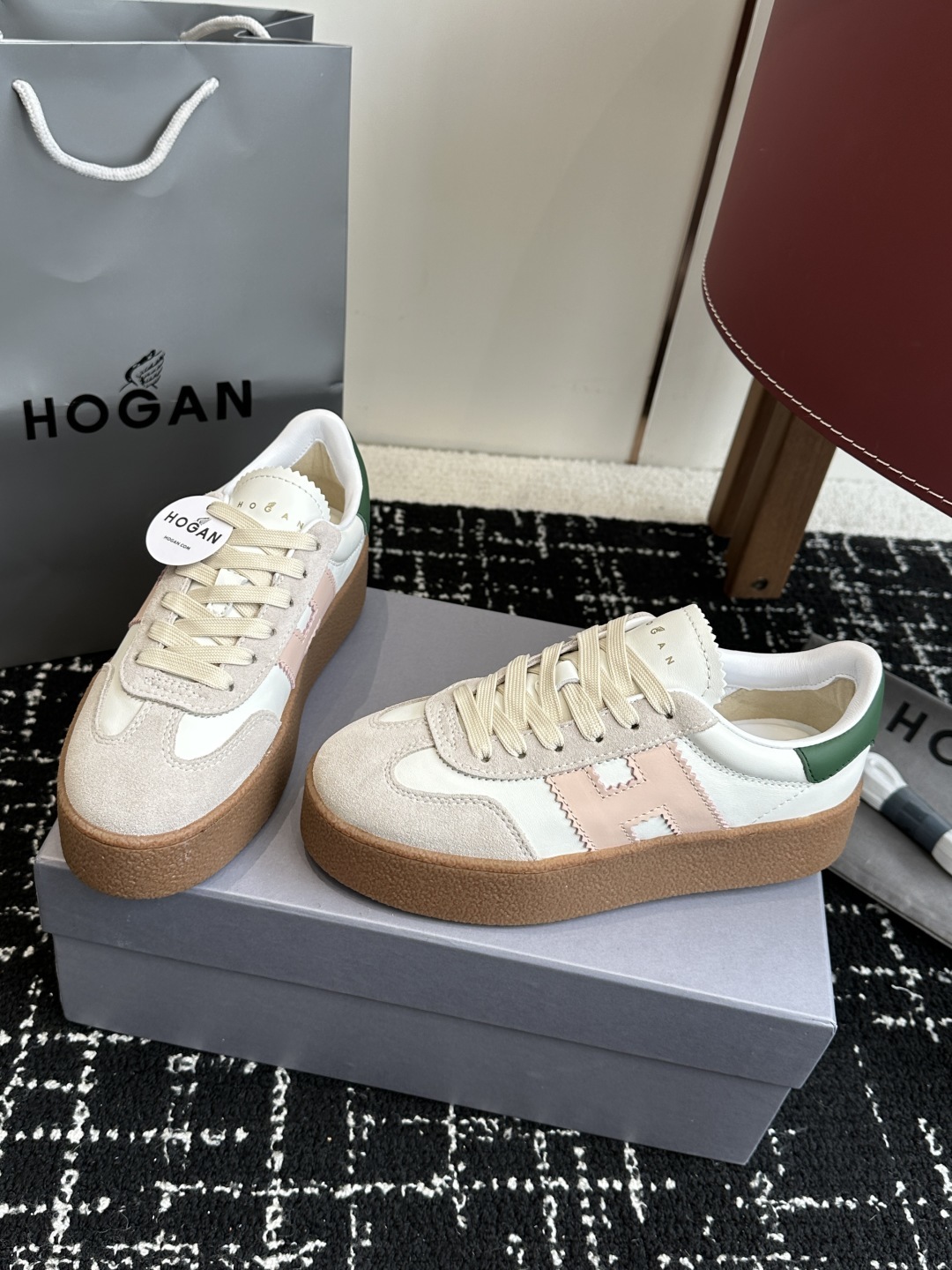 代购级
最新款 Hogan 厚底饼干鞋,
NEW最新款来喽!,饼干鞋系列终于出金属配色啦
鞋面麂