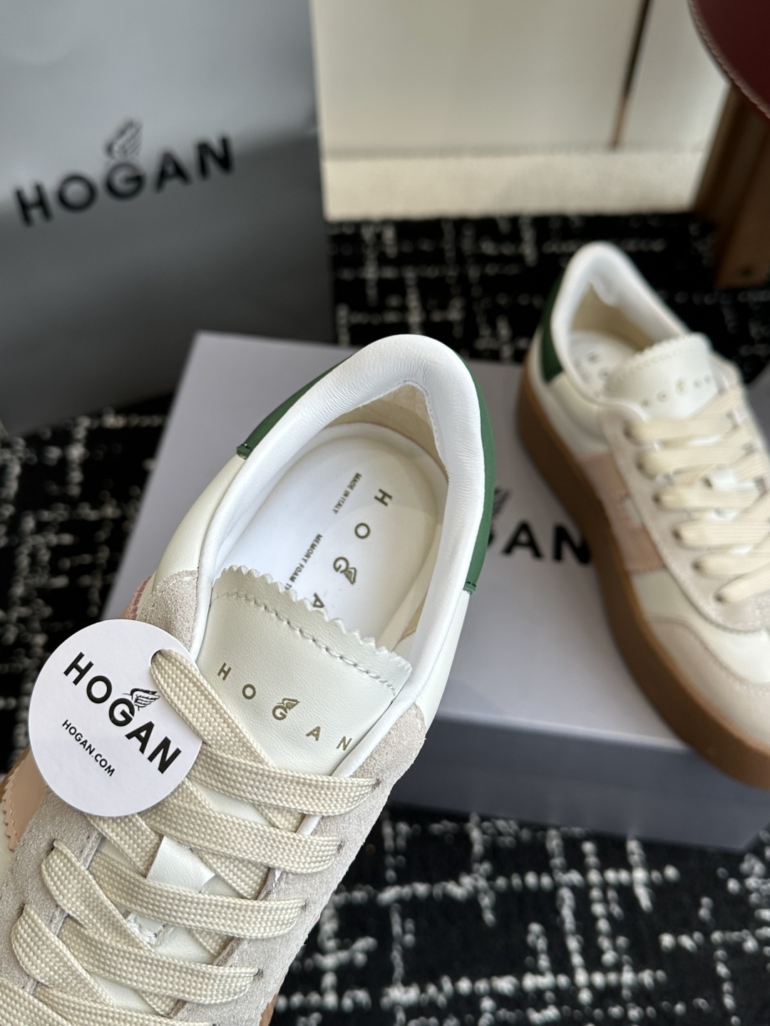 代购级
最新款 Hogan 厚底饼干鞋,
NEW最新款来喽!,饼干鞋系列终于出金属配色啦
鞋面麂
